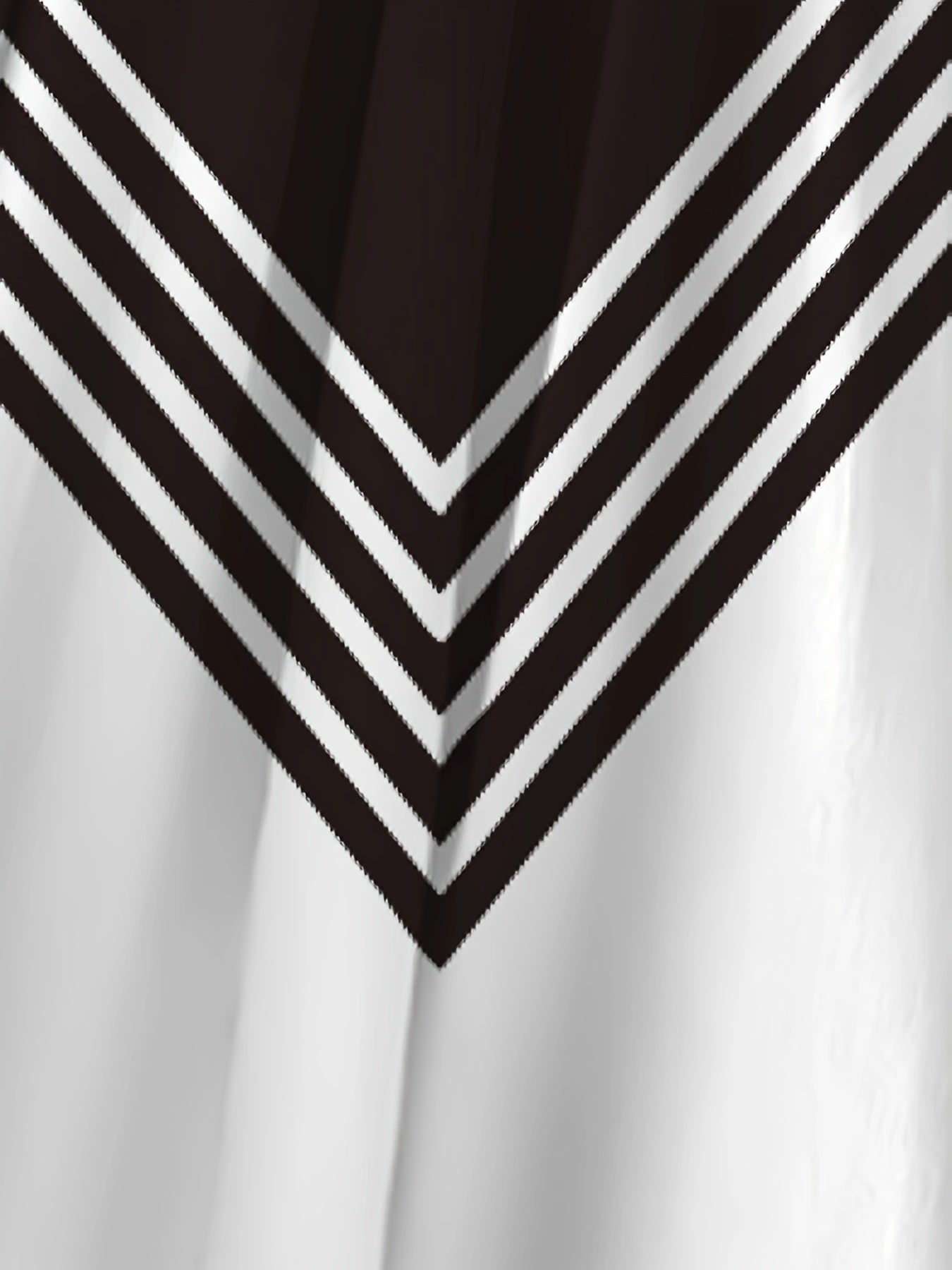 Geometrik naqshli, V-shaklida bo'ylama, yon yirtilishi bilan tasodifiy plussayz libos. Elastik polyester aralashmasidan tayyorlangan, mashinada yuvish mumkin.