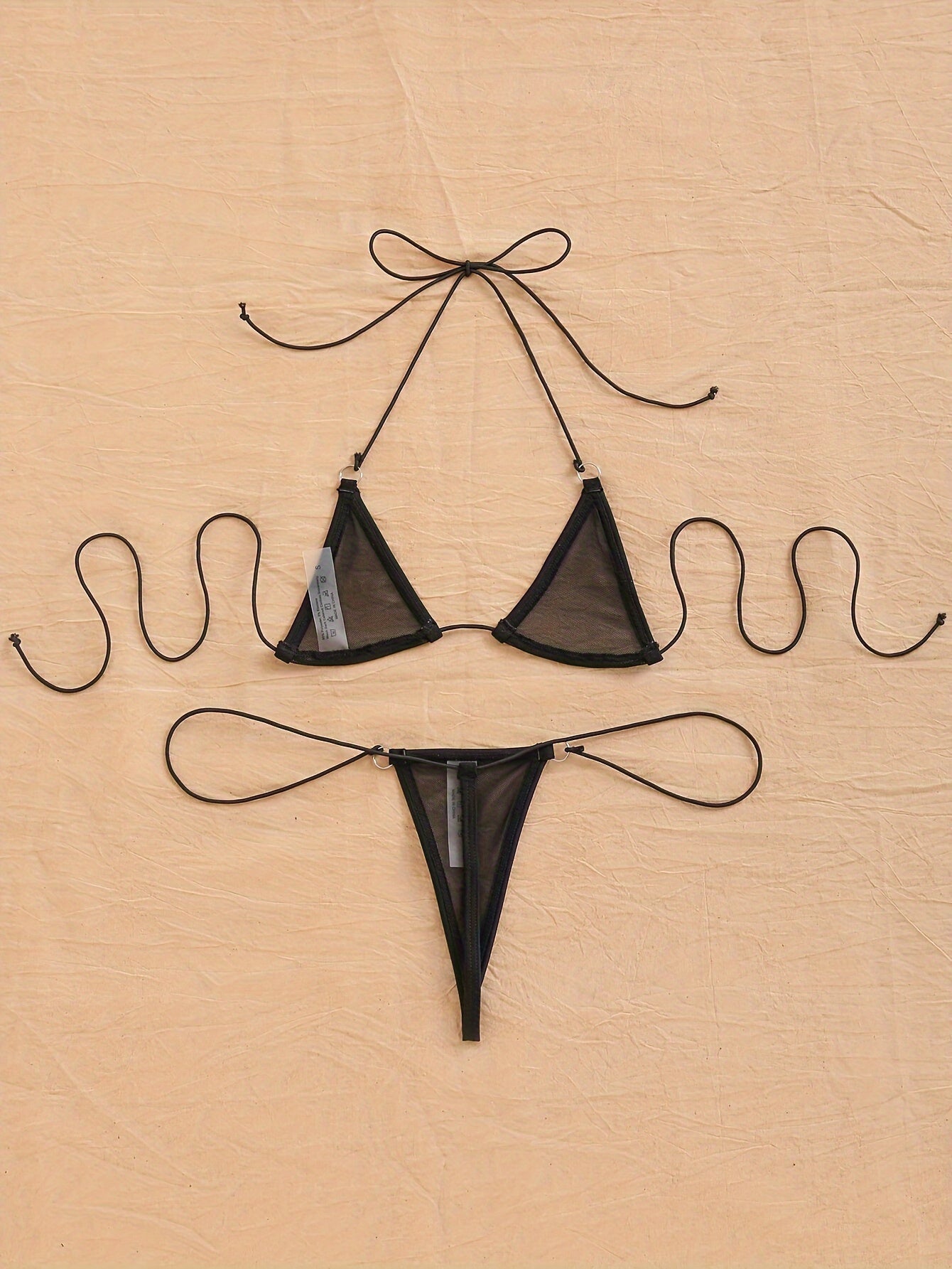 Jozibali halter bo'yinli ichki kiyim to'plami brassiyer va thongni o'z ichiga oladi.