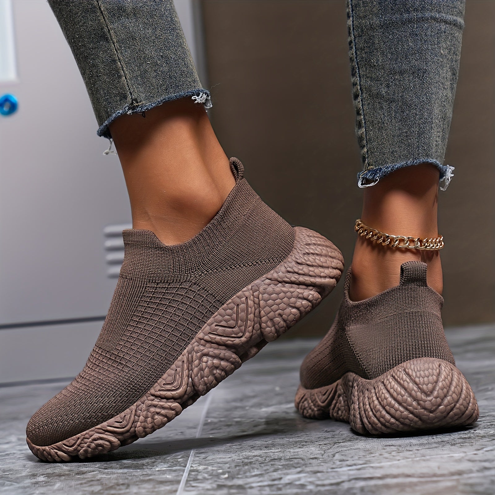 Женские дышащие вязаные кроссовки с амортизирующей подошвой для стабильности в любое время года. Однотонные, без принтов.