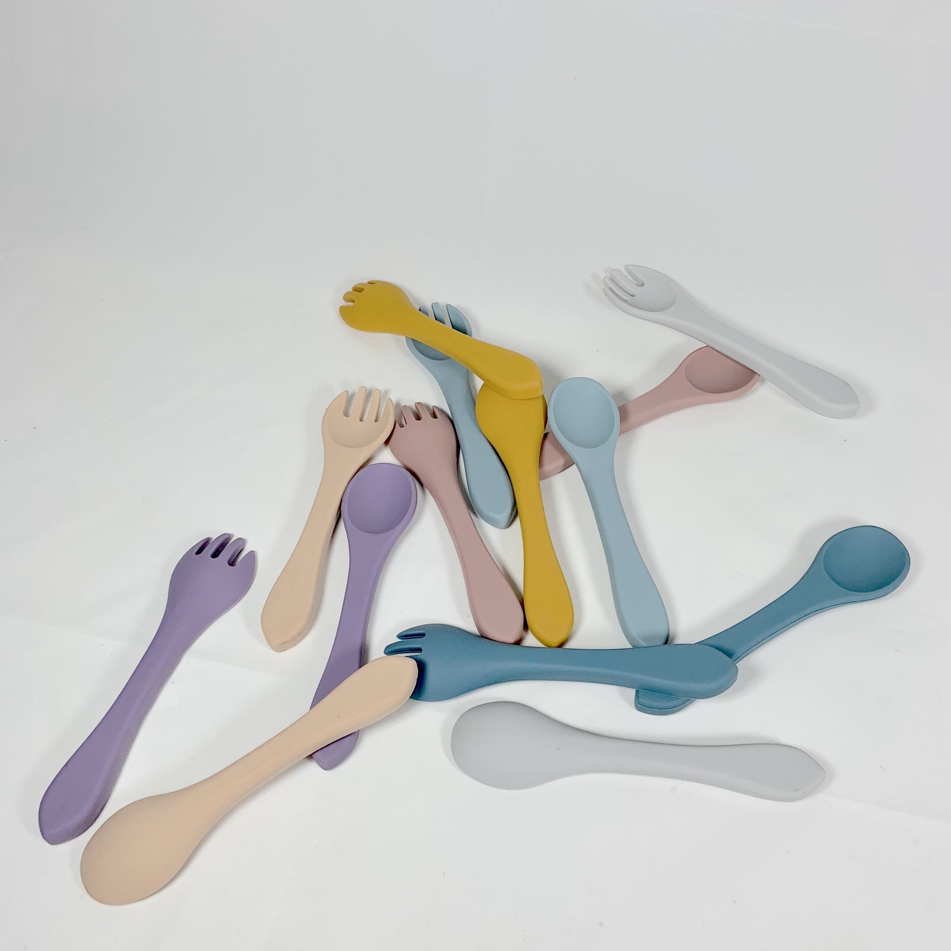 Детский набор столовых приборов с силиконовой вилкой и ложкой, идеален для кормления младенцев.