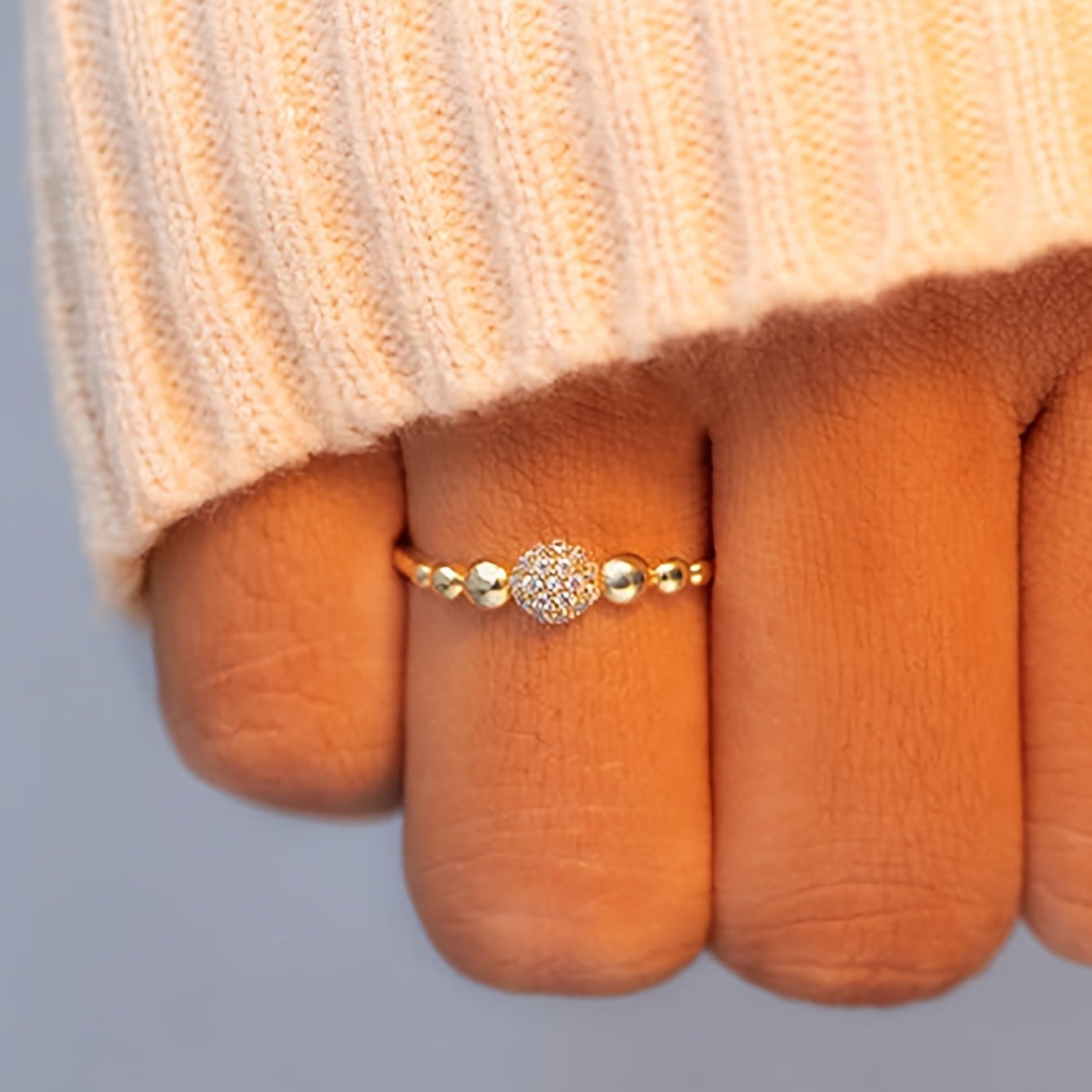 Потрясающее кольцо из стерлингового серебра S925 весом 1,5 г в форме круглого шара, украшенное синтетическим цирконием, демонстрирующее стильный и модный европейский и американский дизайн - обязательный аксессуар для женщин.