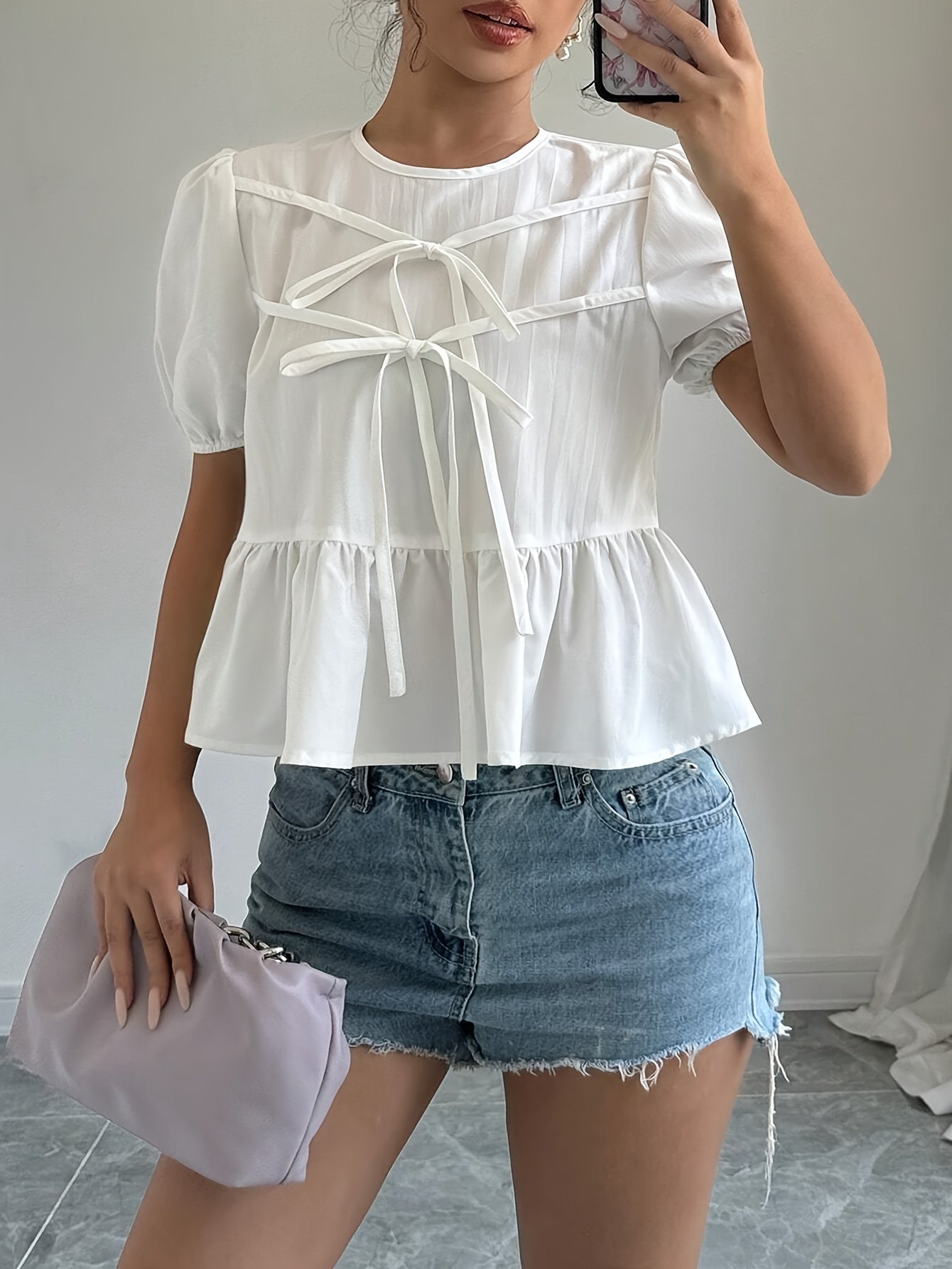 Kattalar uchun qisqa qoʻl, puffli koʻylak, toʻqilgan polyester bilan bezatilgan va old tomonida bogʻich bilan bezatilgan, zamonaviy yozgi uslub uchun.