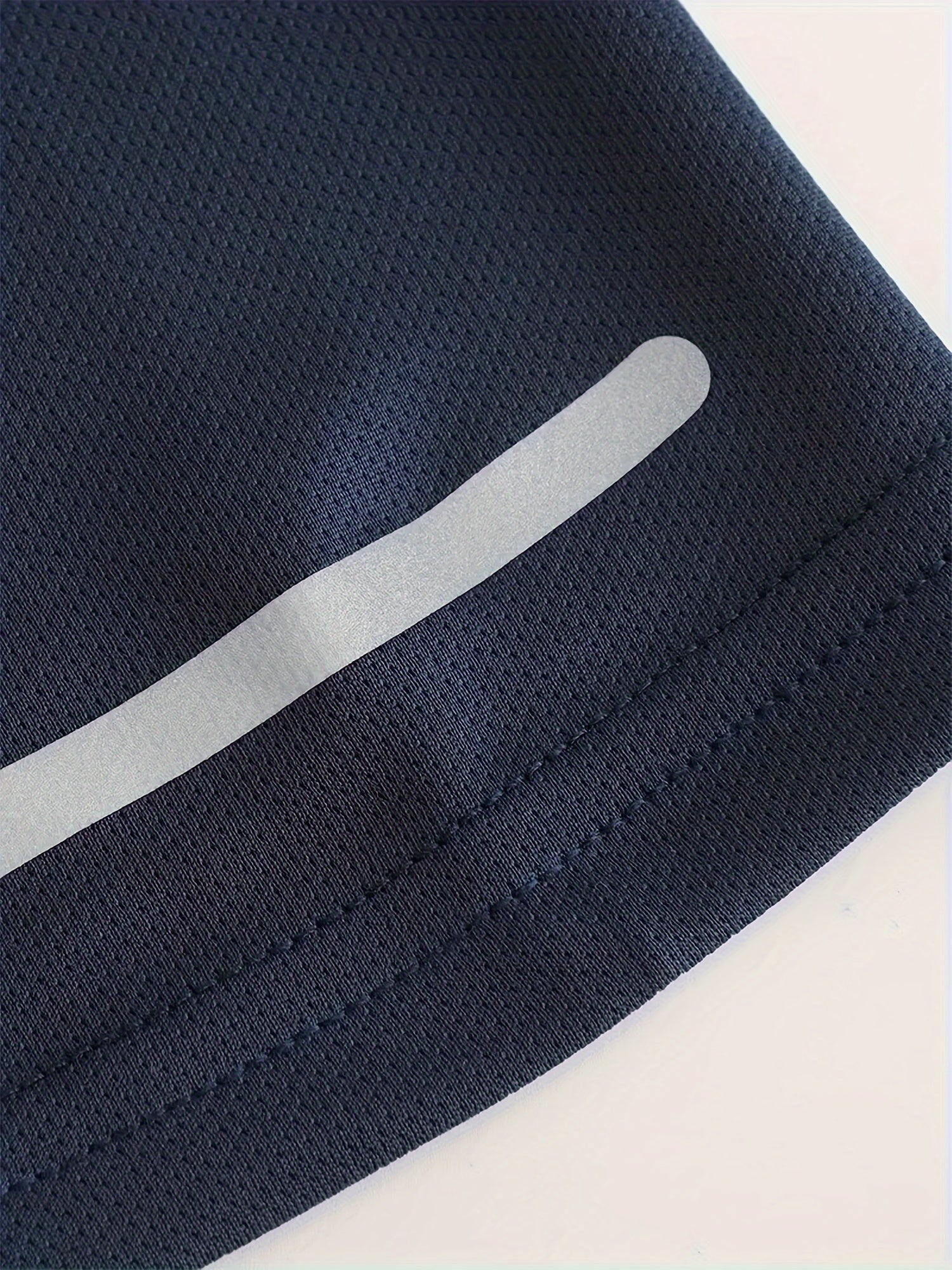 4 ta erkaklar uchun mustahkam sport futbolkalari, reflektiv chiziqlar bilan, nafas oladigan va tez quriydigan, sport zalida va yugurishda mukammal