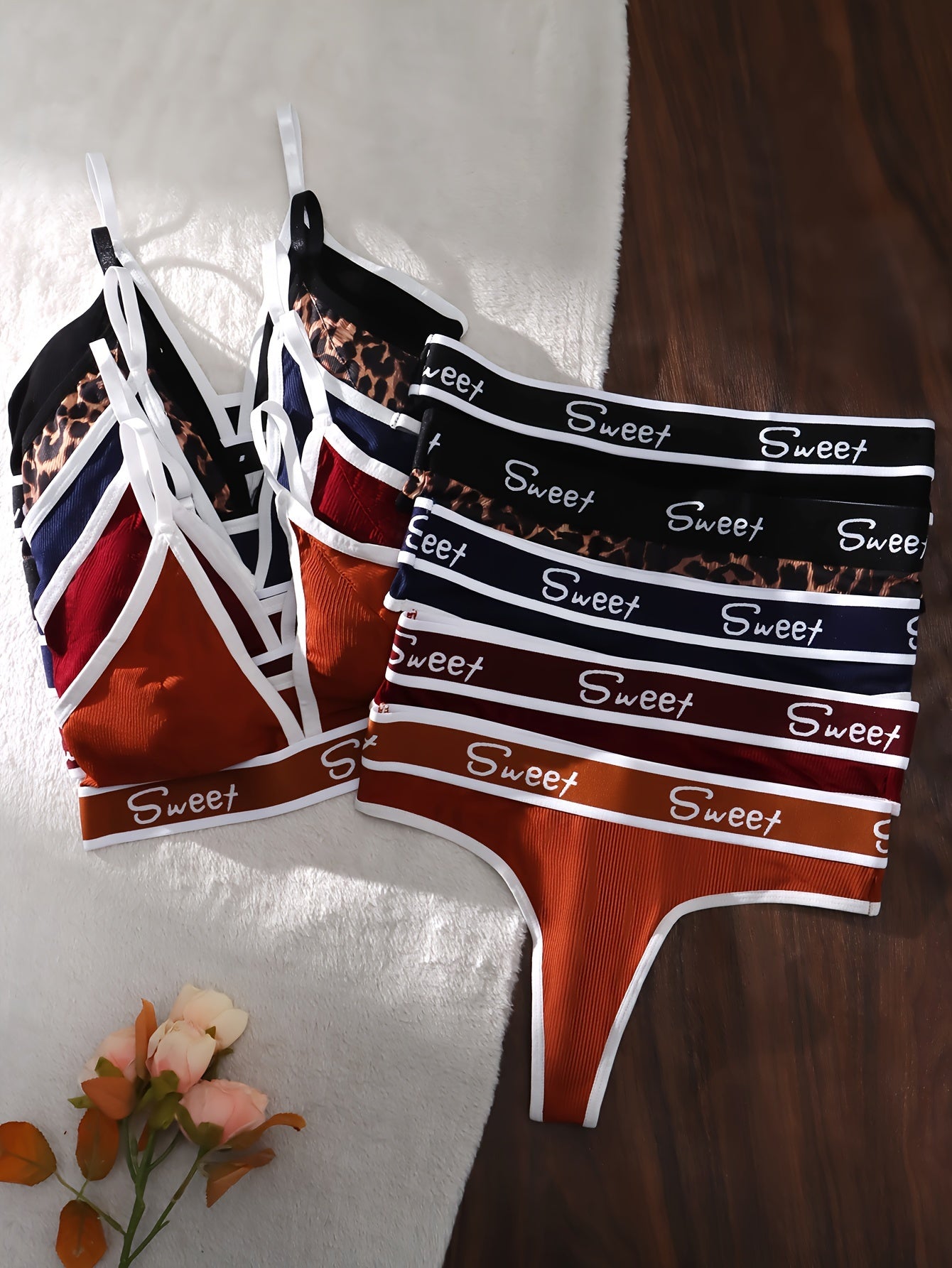 Ayollar uchun vintage uslubidagi 5 qismli ichki kiyim to'plami uchburchakli kubik sport brassiy va orqa qismi ochiq thongdan iborat. Polyester va elastan aralashmasidan tayyorlangan trikotaj mato.