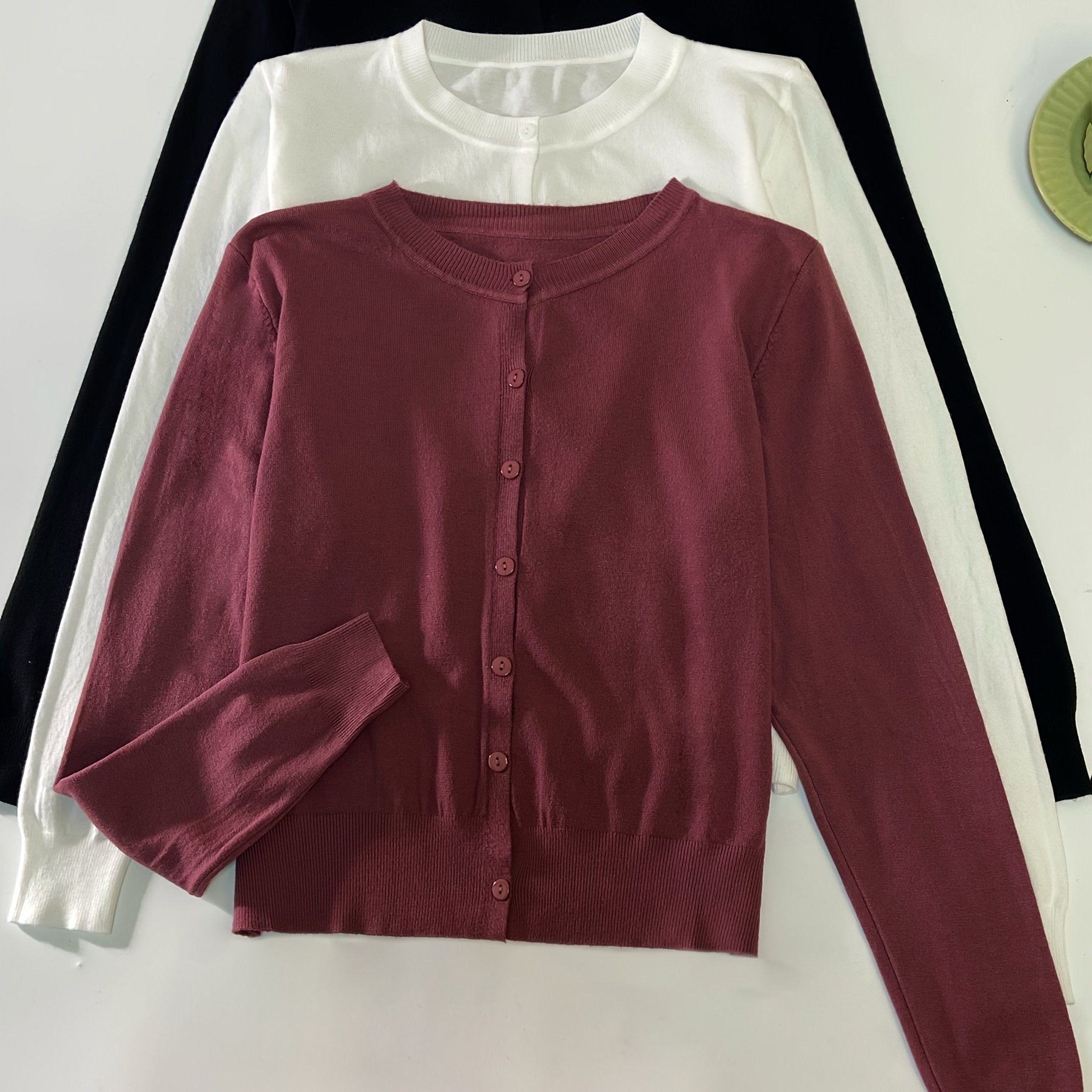 Ochiq ko'krakli sviter to'plami, maqsadli uslubda, 3 ta qismdan iborat.