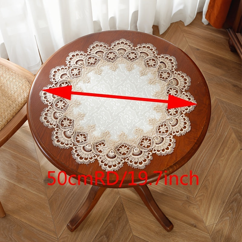 Элегантная круглая кружевная подставка под тарелки различных размеров. Изготовлена из полиэстера с вышитым водорастворимым кружевом. Машинная стирка и термостойкость. Подходит для домашнего декора, вечеринок и свадеб.