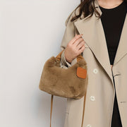 Стильная плюшевая сумка для путешествий с милыми деталями из искусственного меха, идеально подходящая для осенней и зимней моды.