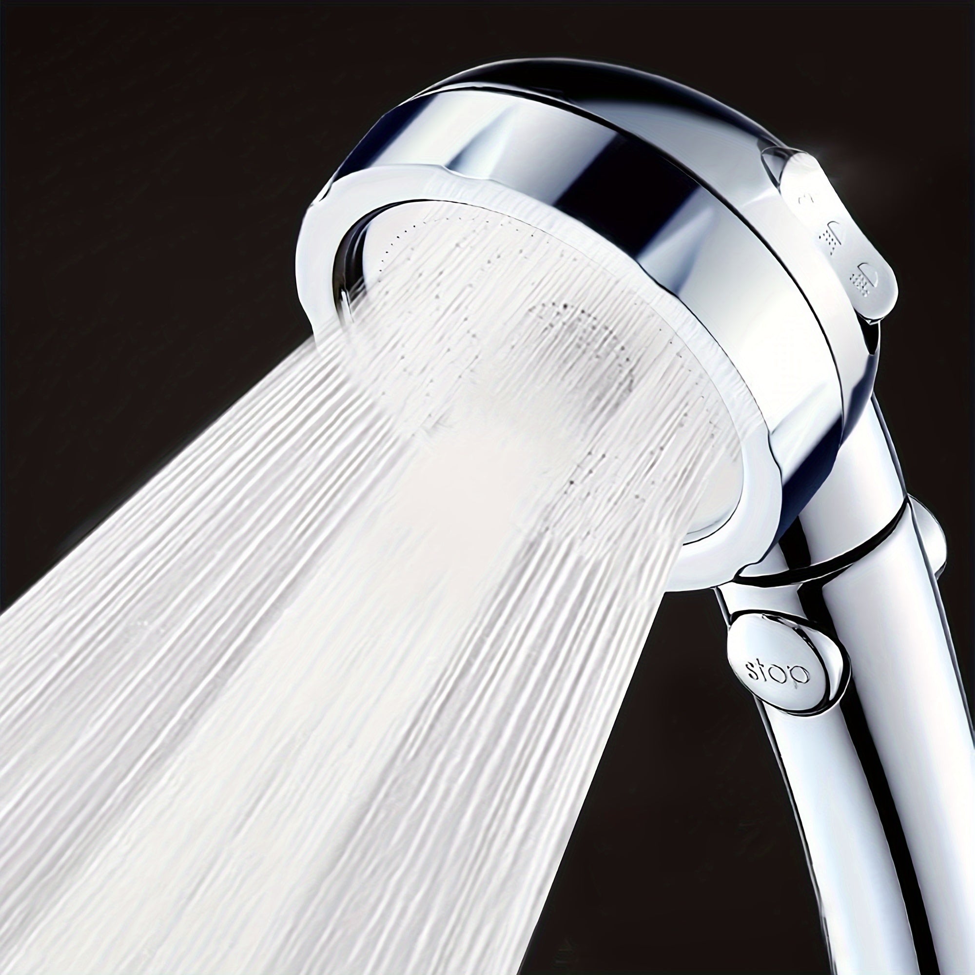Cabezal de ducha de estilo alemán en plata con parada de agua con un botón y aumento de presión en tres velocidades