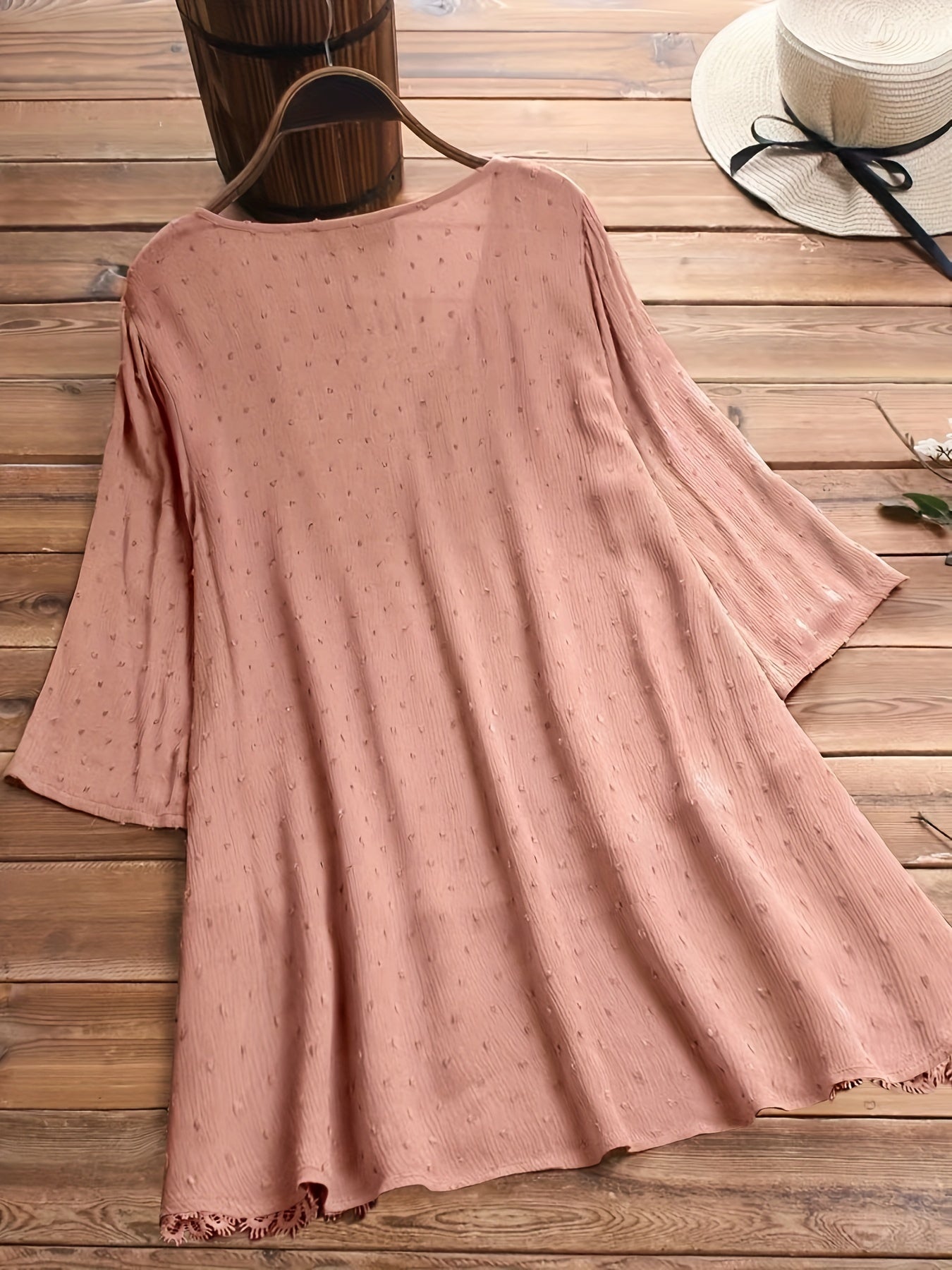 Katta o'lchamdagi V-shaklidagi ko'ylak, tikilgan dantel qirralari bilan, mustahkam rangli polyester aralashmasidan tayyorlangan, cho'zilmaydigan, bahor/kovak uchun mos, 95% polyester, 5% spandeks, 120g/m²