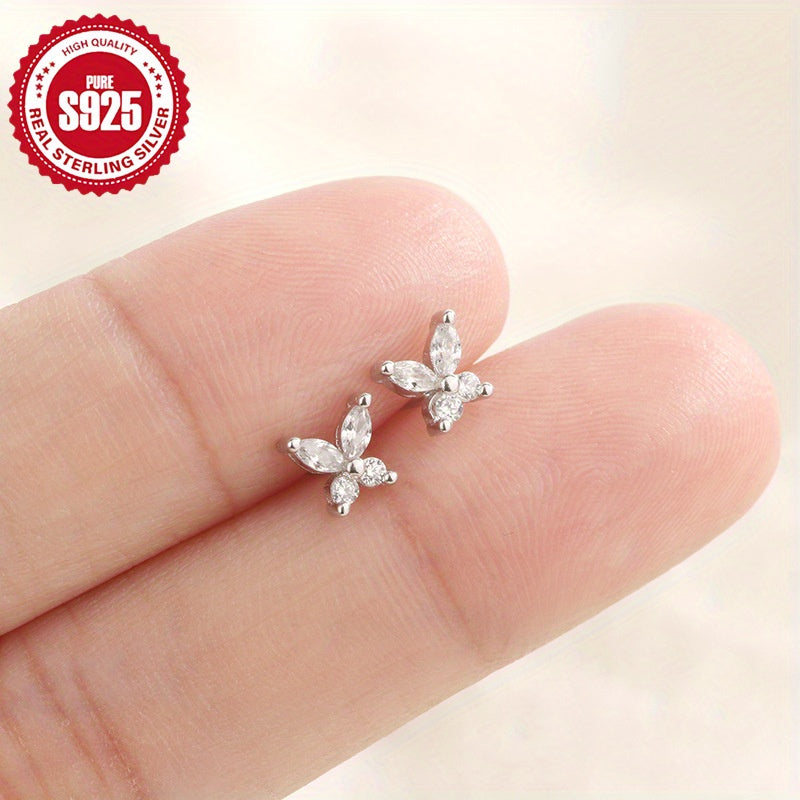 925 Sterling Silver dan tayyorlangan, porloq Zirconia bilan bezatilgan zamonaviy kichik kapalak stud taqinchoqlari - sezgir teri uchun mos, har kuni va maxsus tadbirlar uchun ideal.