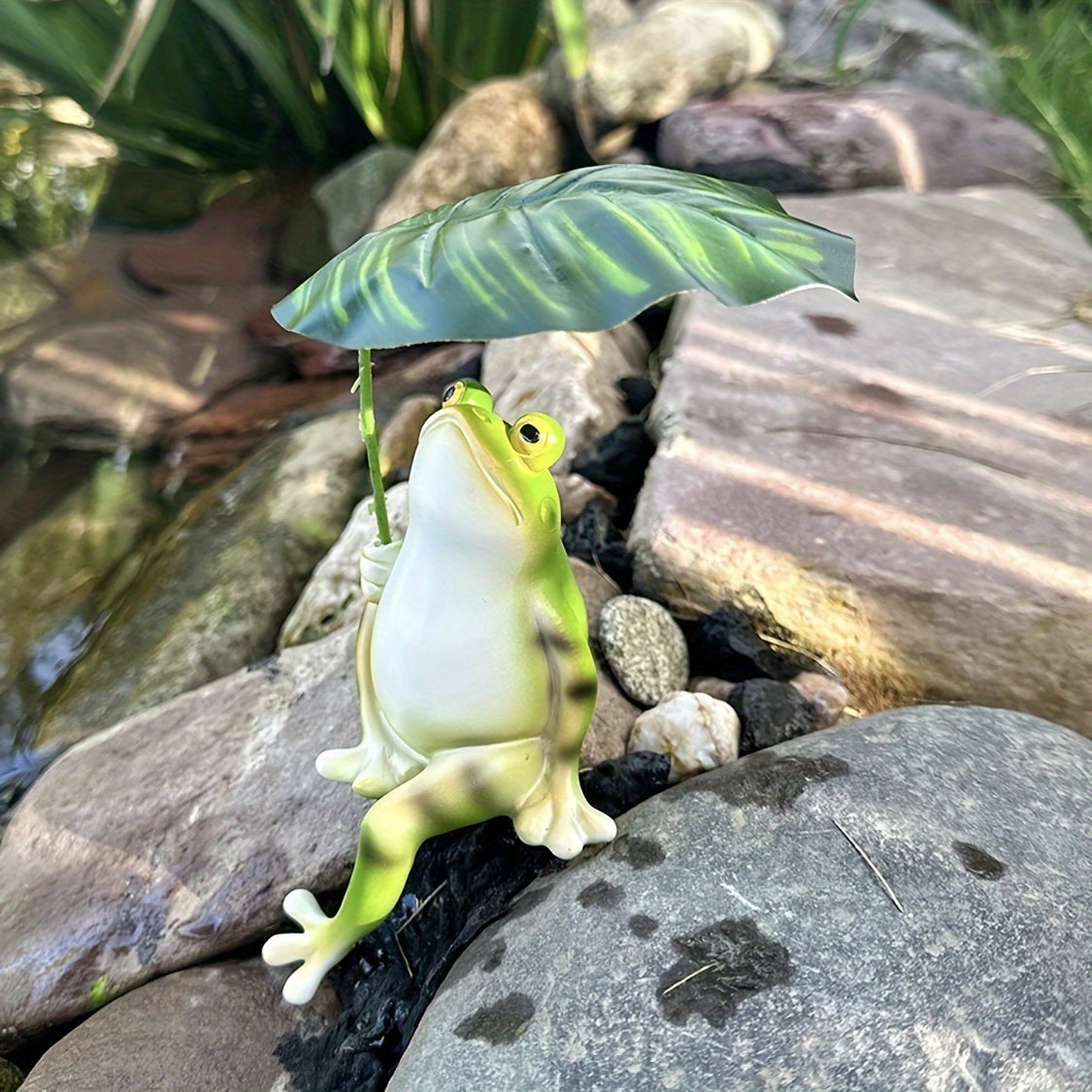 Resin Frog Garden Statue with Leaf Umbrella for Ponds and Home Decor