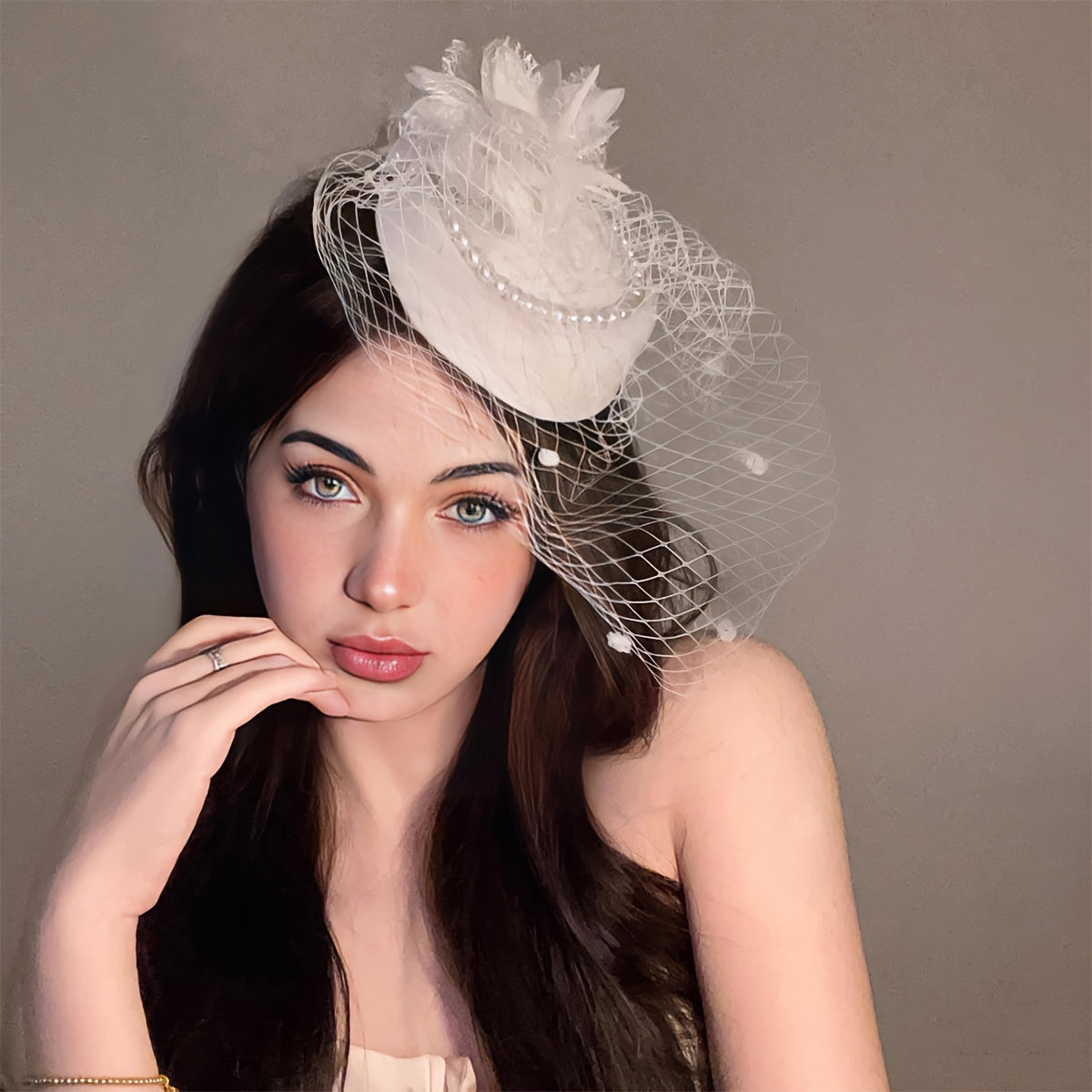 Sombrero fascinator de inspiración francesa vintage con perla falsa y velo para mujer