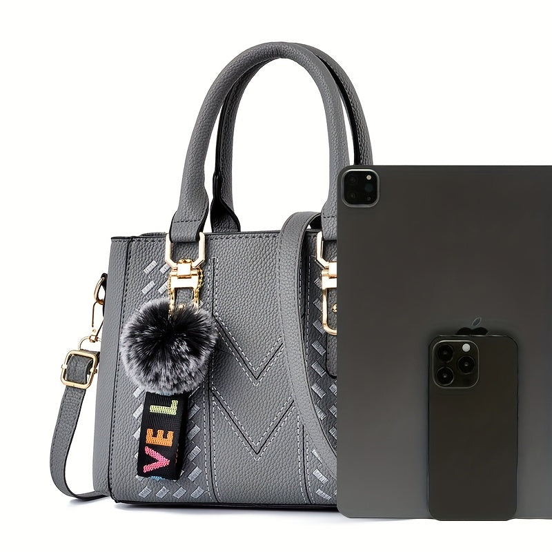 Bolso cruzado acolchado negro para mujer con correa desmontable y colgante de bola