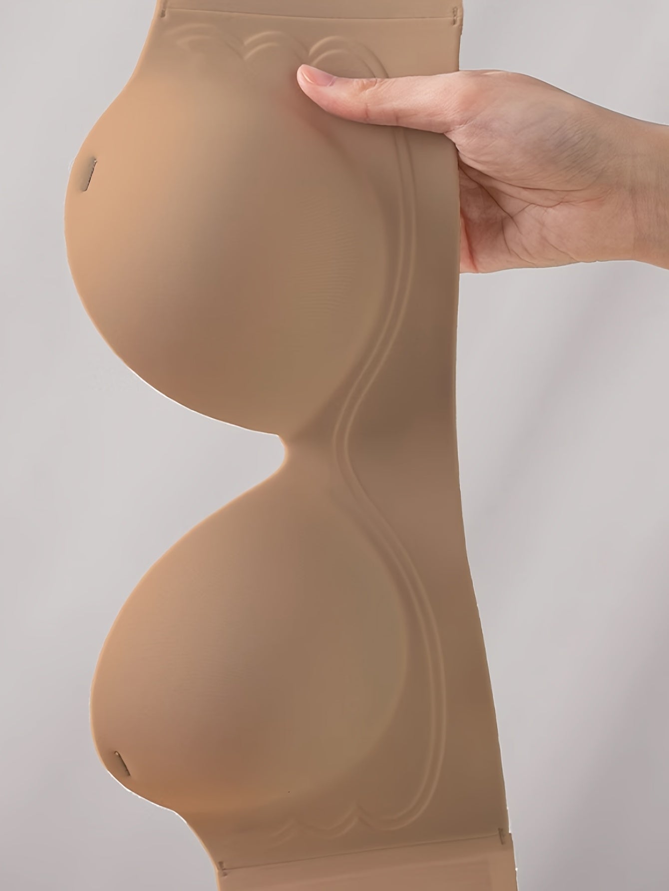 Ayollar uchun uzluksiz yupqa yuqori va qalin pastki U-shaklidagi orqa qismi bo'lmagan qo'llab-quvvatlovchi ko'kraklar