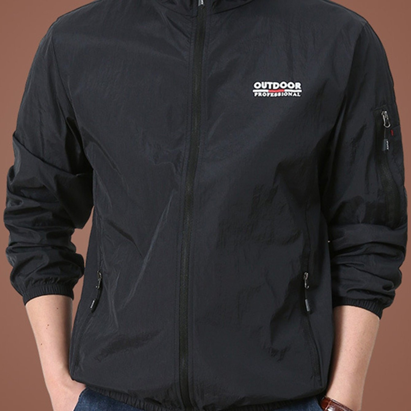 Erkaklar uchun kapüşonli shamol o'tkazmaydigan kurtka, harf bosma bilan, baliq ovlash va ochiq havoda faoliyatlar uchun mukammal, quyoshdan himoya va uslubni ta'minlaydi.