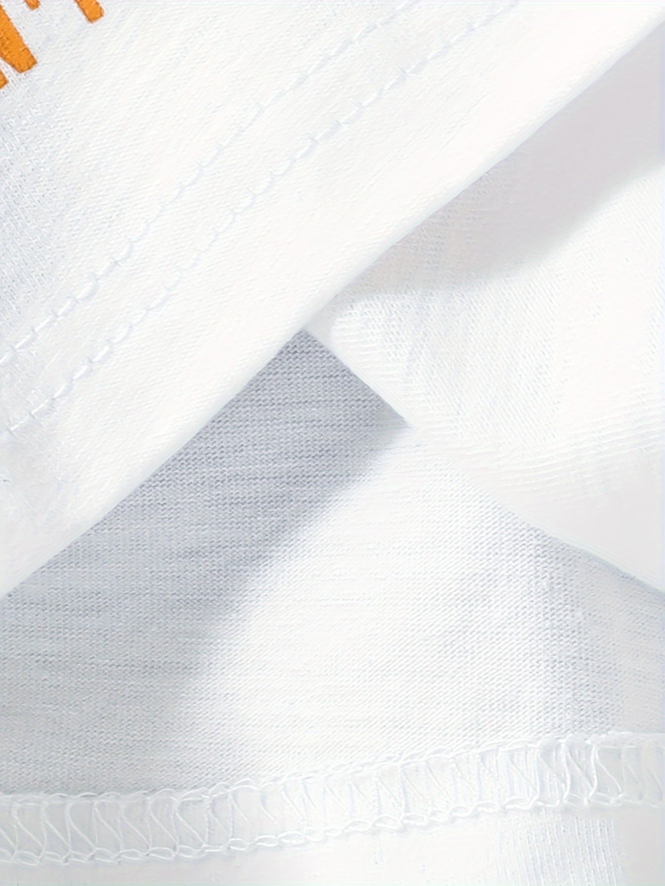 Uch bola uchun paxta futbolkalari, yoqimli multfilm bosmalari va tushirilgan yelka yenglari bilan, yoz uchun mukammal.