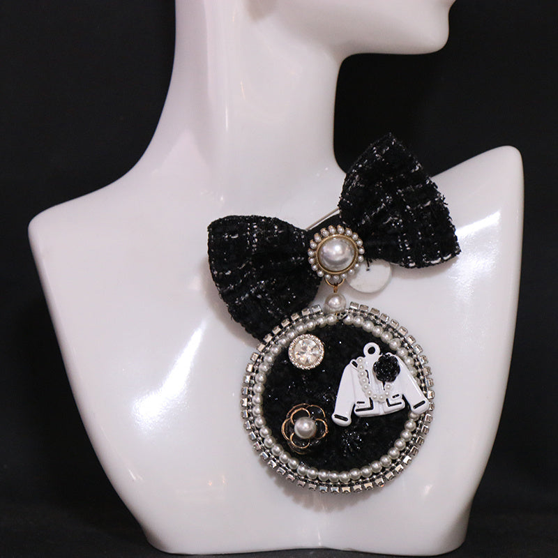 Ayollar modasi uchun sun'iy marjon bilan qora bowti brosh