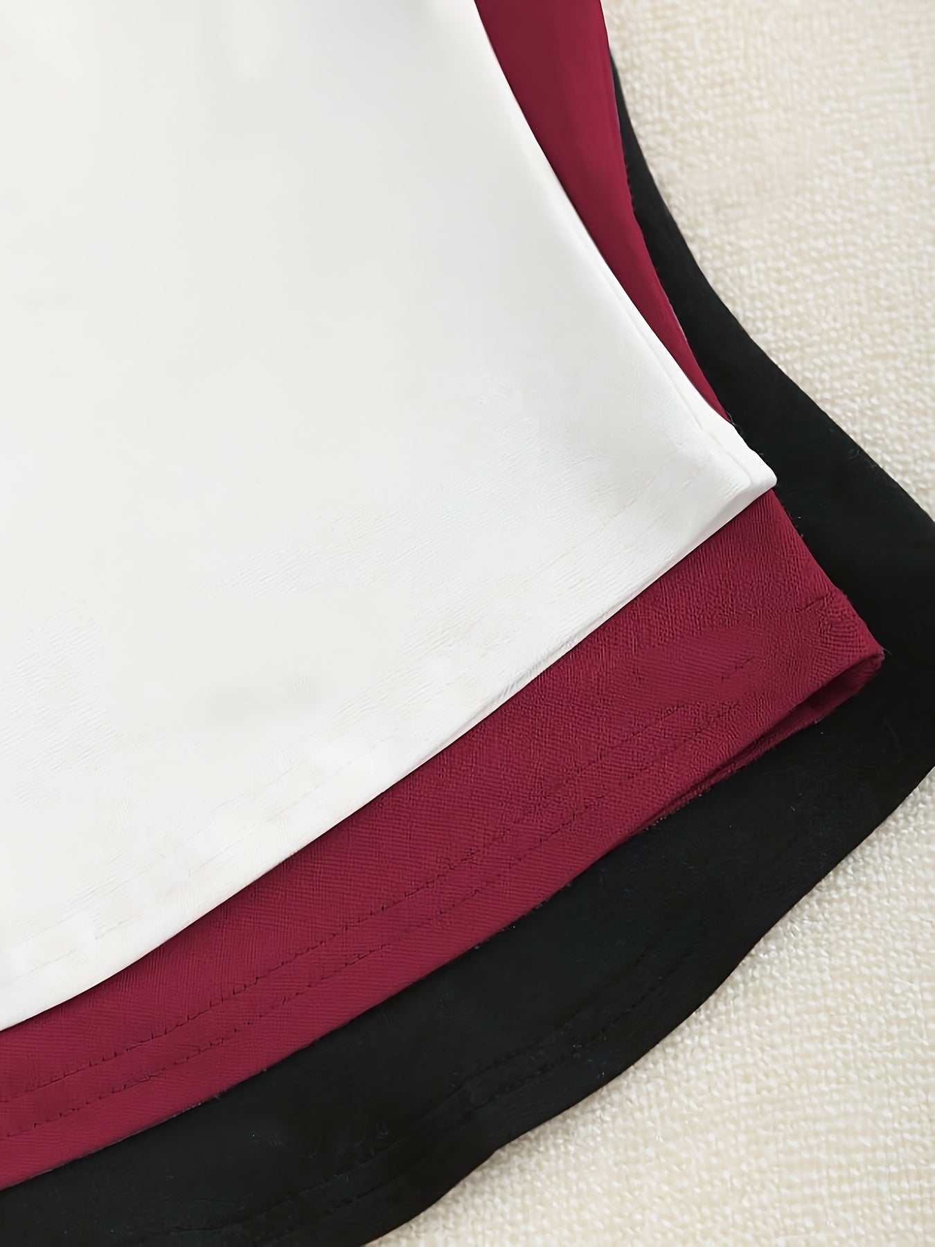 Yassi rangli mock neck tank top, bahor va kuz uchun mukammal.