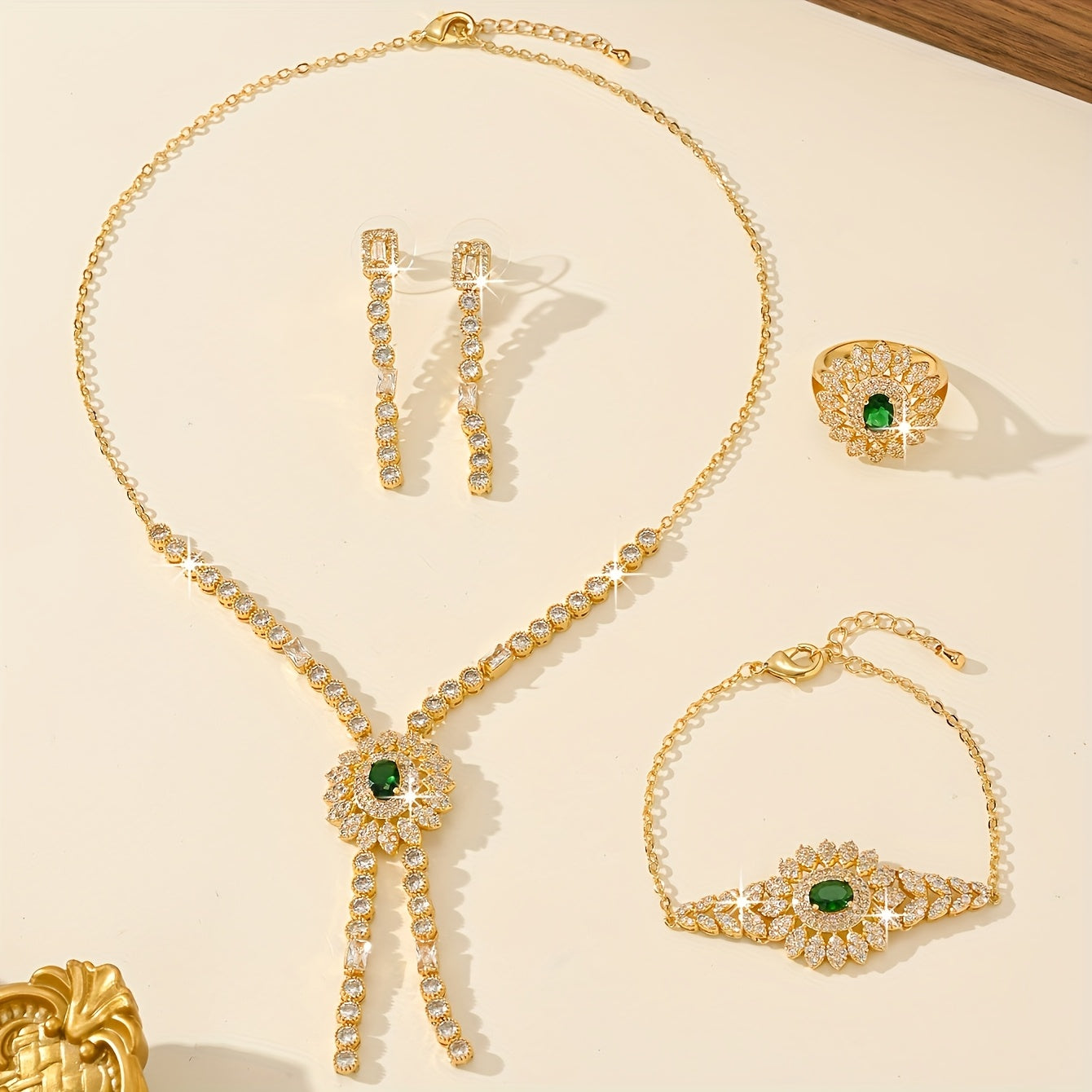 Zarif 5-qismli Poyabzal Qizil Tasmali To'y Zargarlik To'plami, Kubik Zirkoniya bilan bezatilgan - To'ylar va Har kuni Nafislik uchun Zamonaviy Marjon, Quloq uzuklari, Halqa va Bilaguzukni o'z ichiga oladi.