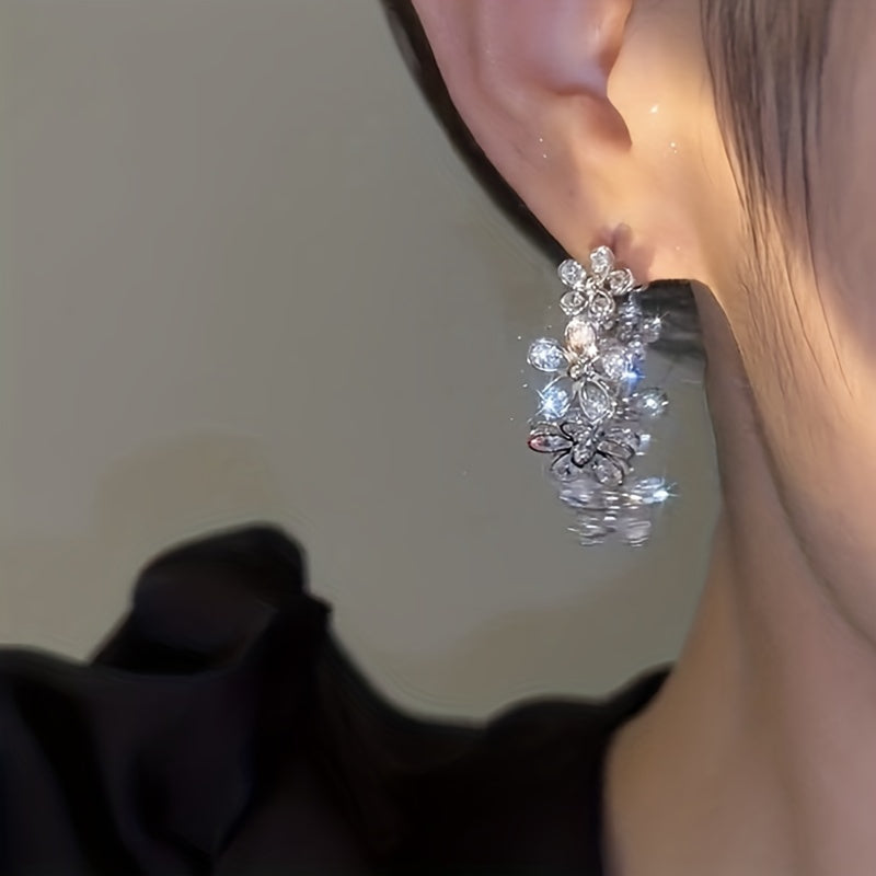 Zarif Kumushli Kumushli Gul Shaklida C-shakli Egarlar, Nozik Tafsilotlar bilan