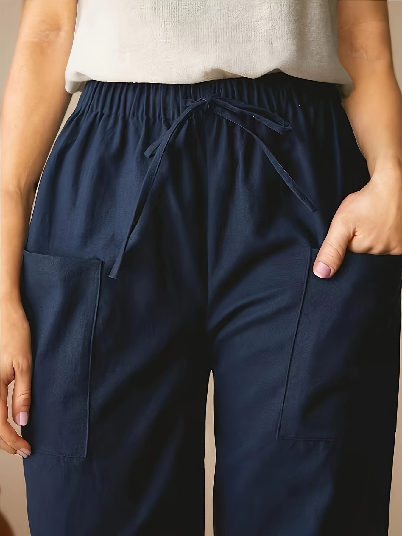 Pantalones casual de cintura alta y corte cropped para mujer con bolsillos azul marino