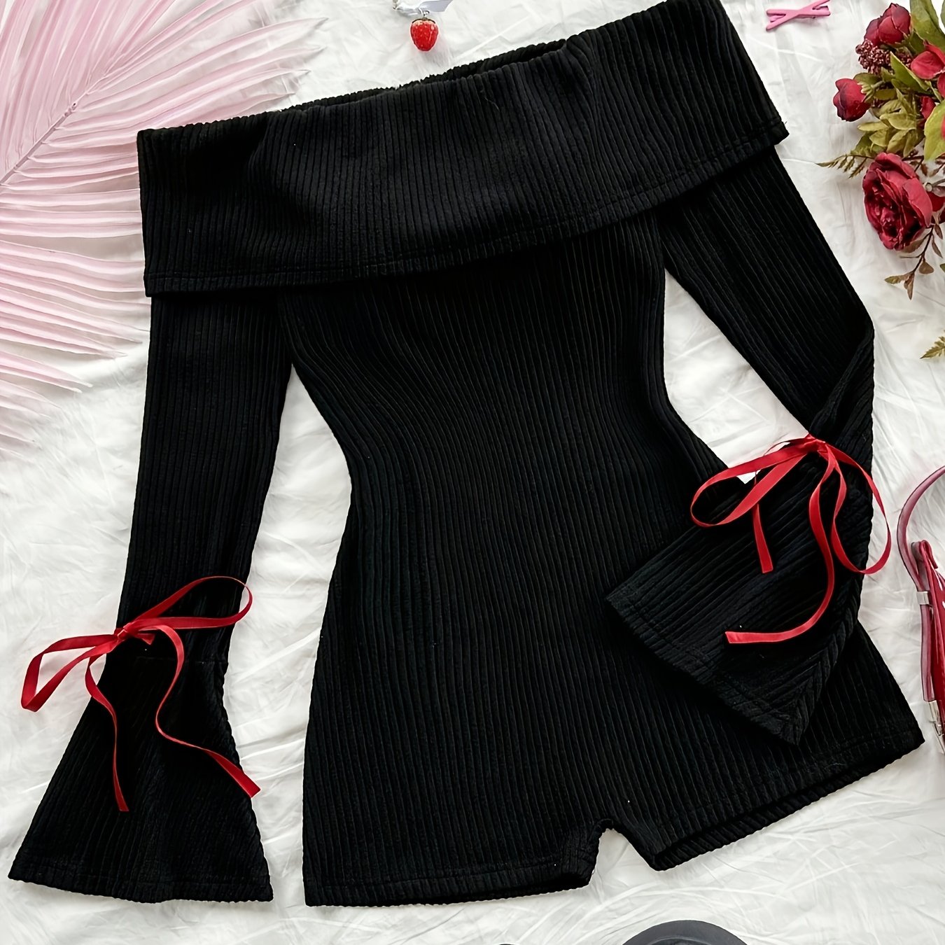 Комбинезон в стиле Y2K с открытыми плечами и шнуровкой с бантом. Высокая эластичность и машинная стирка.