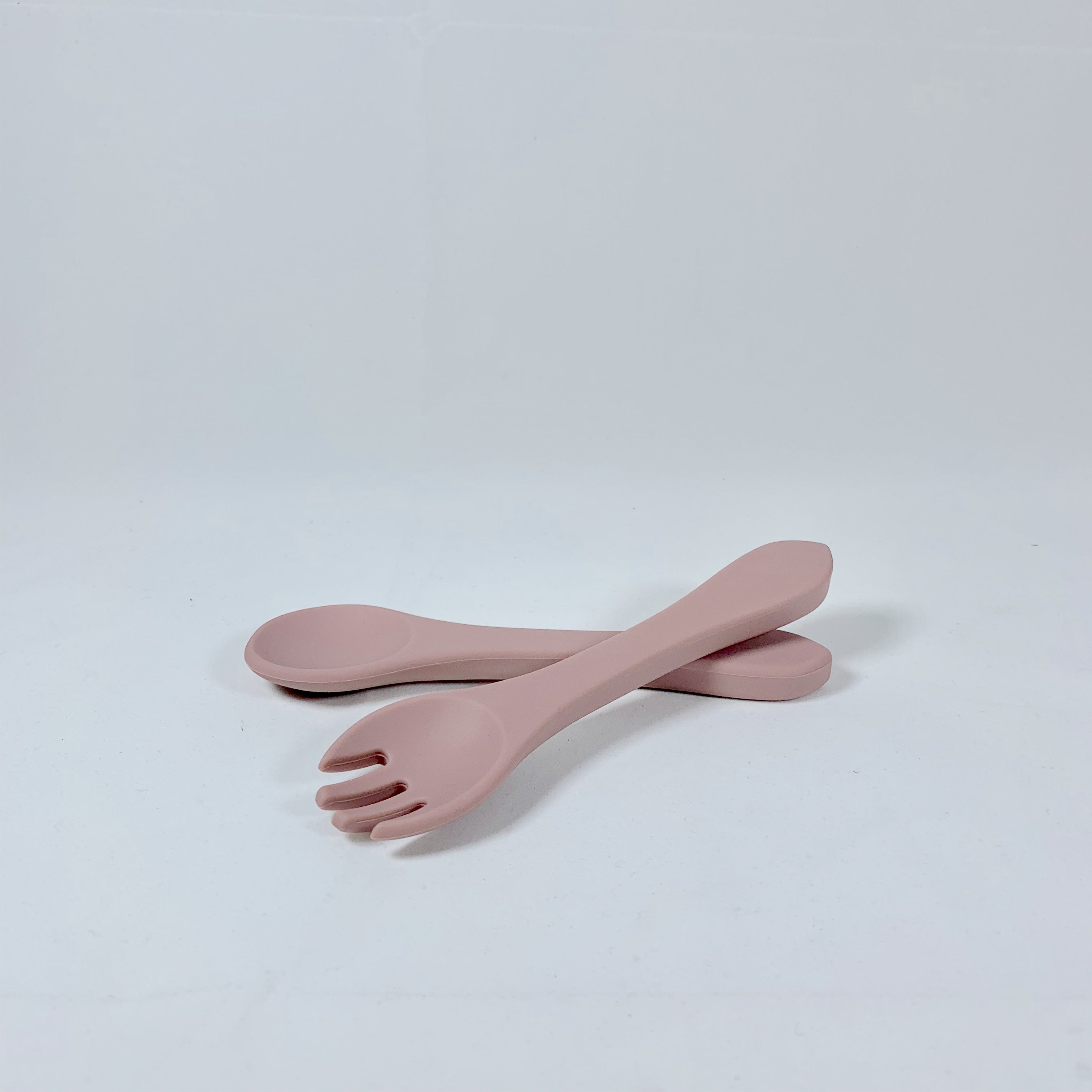 Детский набор столовых приборов с силиконовой вилкой и ложкой, идеален для кормления младенцев.