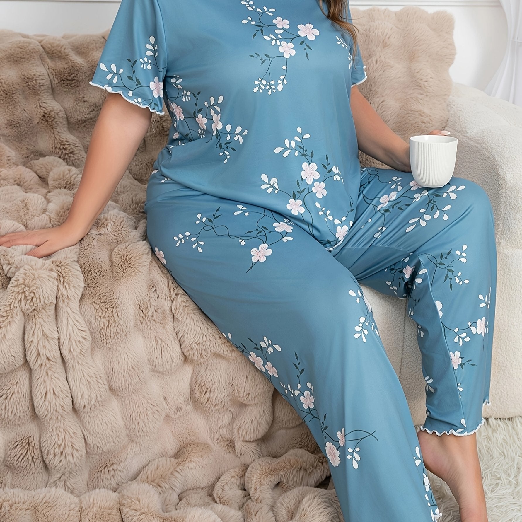 Ayollar uchun Katta O'lchamdagi Gul Printli Pijama To'plami, Kamon Tafsiloti bilan - Yengil dizayn, Qisqa Yeng va Uzoq Shim, Dumaloq Bo'yin, Elastik Bel, Yumshoq Polyester Aralashmasi, Mashinada Yuvish mumkin.