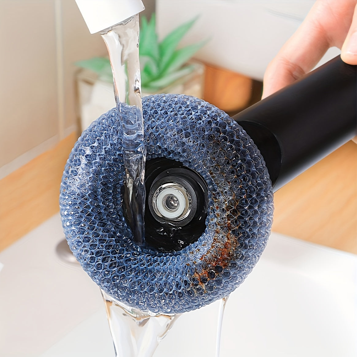 Oziq-ovqat idishlari, qozonlar va qozonlarni samarali tozalash uchun uzun tutqichli suyuqlik to'ldirish tozalash cho'tkasi. Shuningdek, yotoq xonasini tozalash uchun ham juda mos. Ushbu qo'l cho'tkasi tozalash suyuqligini tejaydi va tozalash oson.