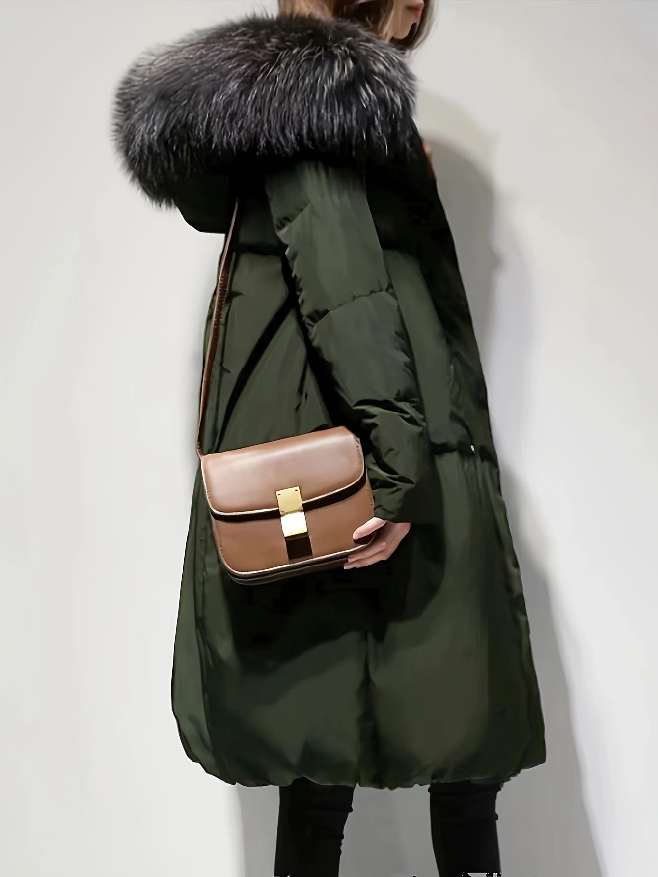 Ayollar uchun nafis uzun qishki kaput, soxta mo'yna trim bilan, oldidan zip-up, va sovuq ob-havo uslubi uchun yon cho'ntaklar.