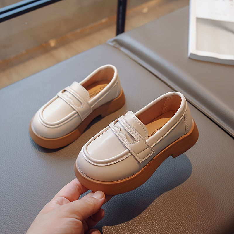 Qizlar uchun klassik Mary Jane poyabzallari, barcha mavsumlar uchun mukammal.