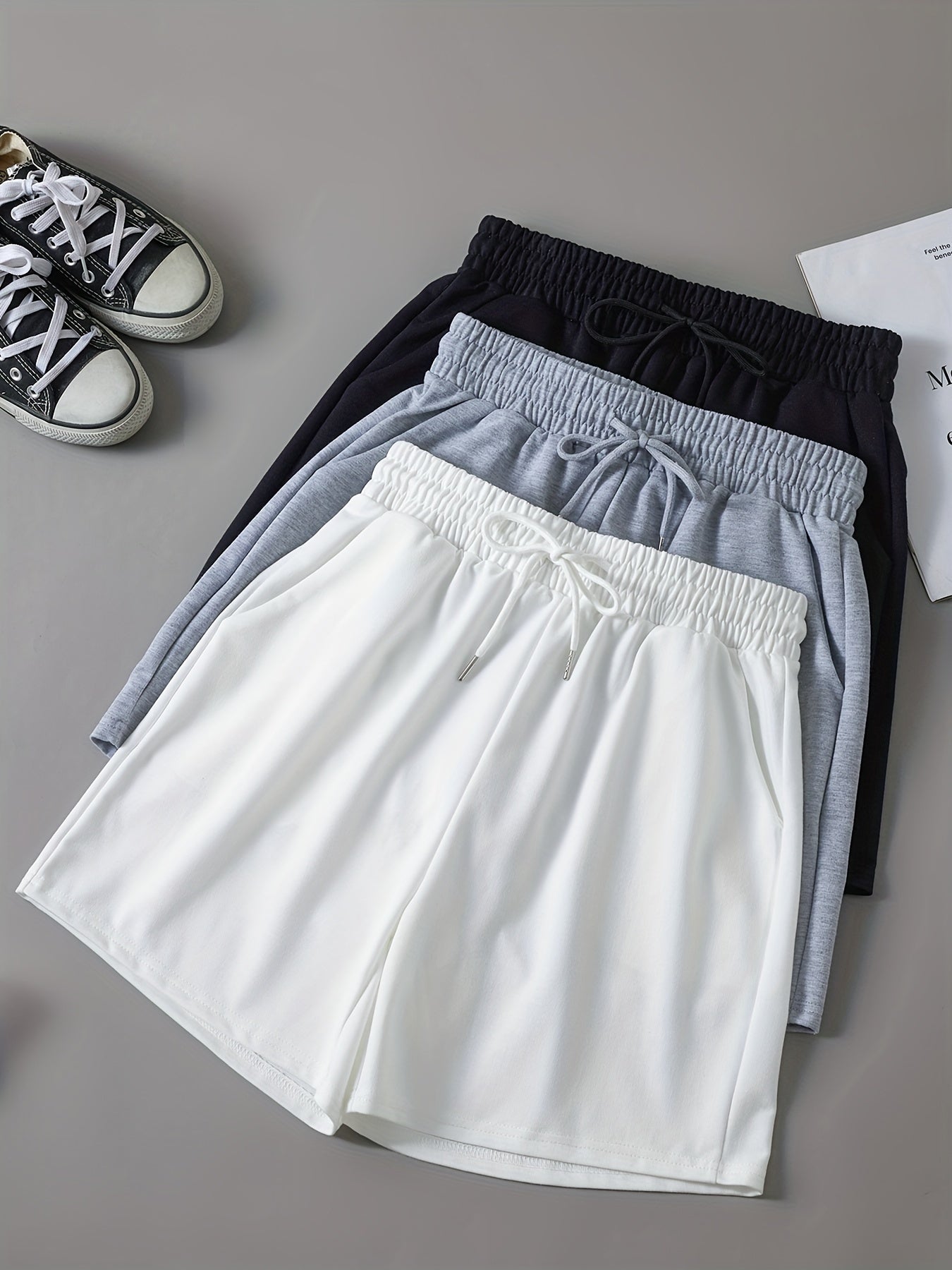 Ayollar uchun katta o'lchamli sport shortlari, cho'ntaklar bilan, chizilgan belbog'li, kundalik mashg'ulot uchun