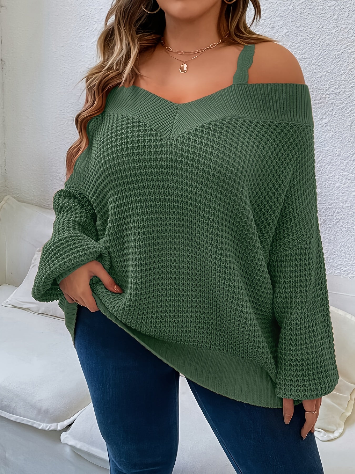 Ayollar uchun bej rangli, V-shakllı bo'yinli, uzun qo'lli trikotaj off-shoulder sviter