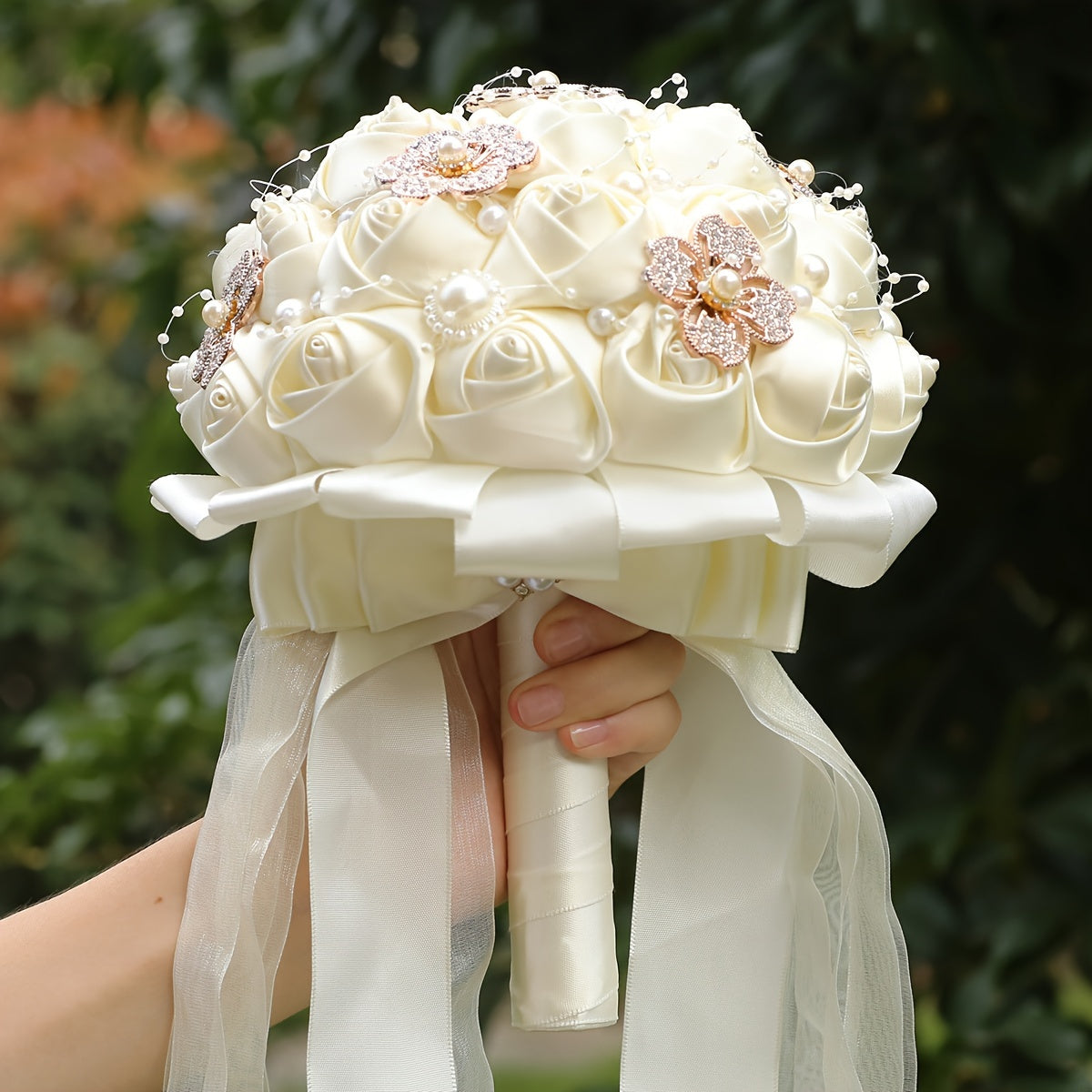 Sun'iy to'y gullari buketi, rhinestone brosh va marjonlar bilan