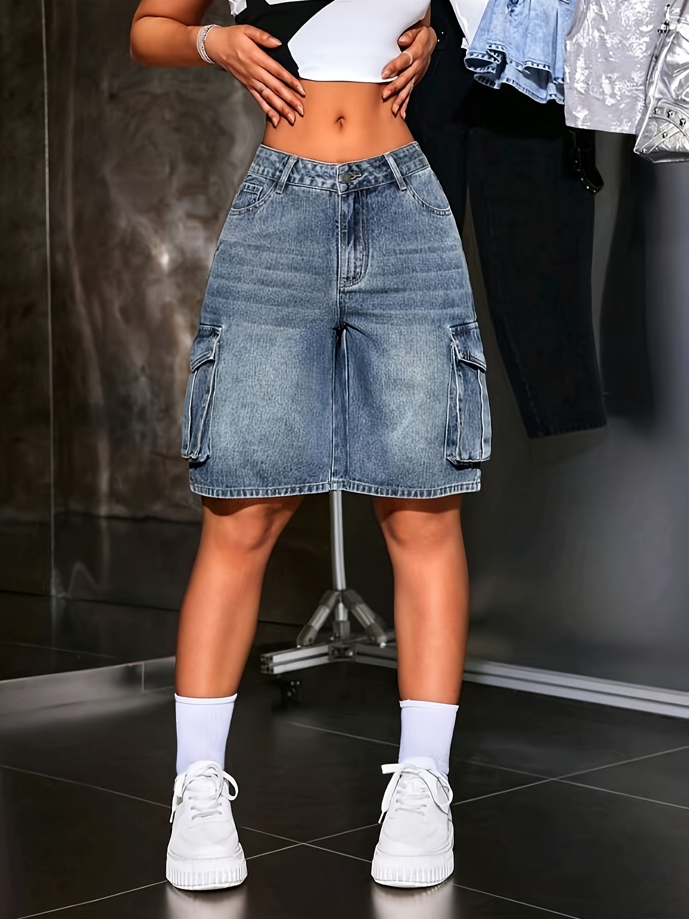 Klassik ayollar uchun Bermuda denim shortlari, bir rangda, cho'ntaklari bilan va o'rtacha cho'zilishi bilan, bahor va yoz uchun mukammal.