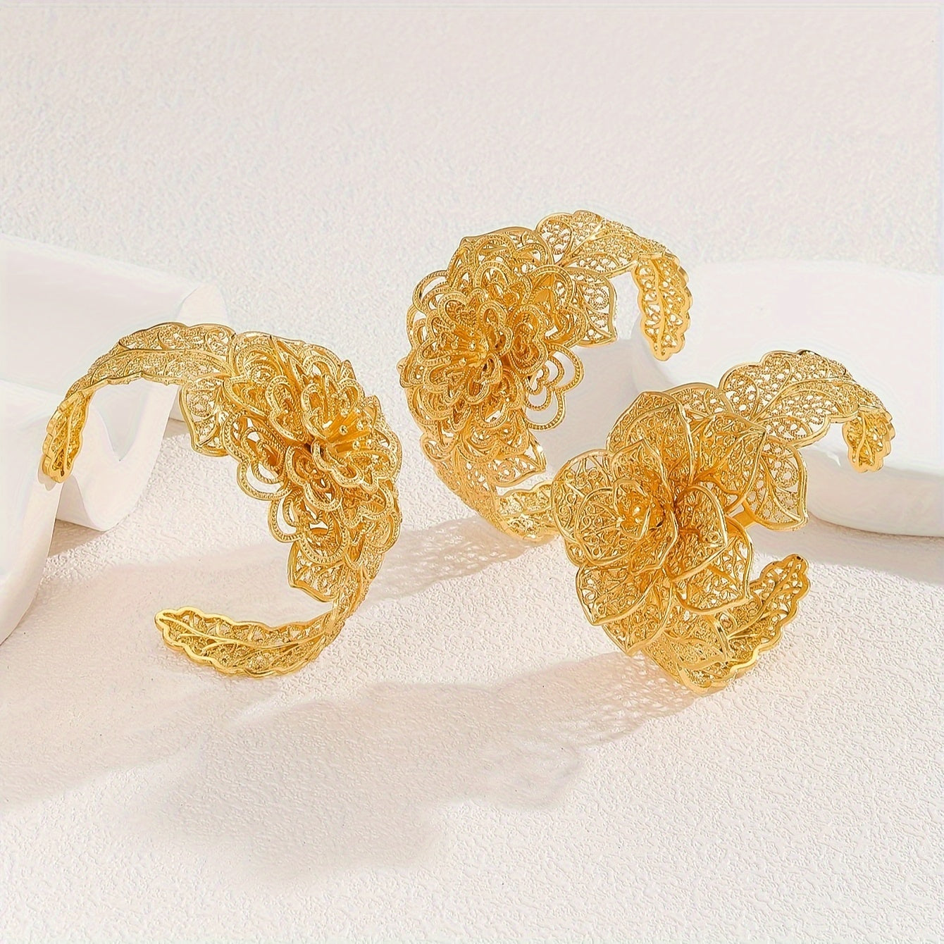 Zarif Vintage Luxurious 3-qismli 14K oltin qoplamali ochiq bilaguzuklar to'plami, bo'sh gullar geometrik notekis dizayni, sink qotishmasidan tayyorlangan ayollar zargarlik sovg'asi, to'ylar va banketlar uchun mukammal.