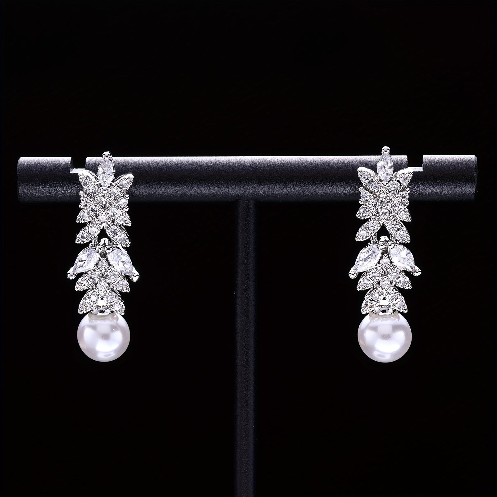 Ayollar uchun nozik to'y zargarlik to'plami, maxsus kuningizda hashamatli tuyg'u berish uchun yuqori sifatli kubik zirkoniya va sun'iy marvaridlarni o'z ichiga oladi.