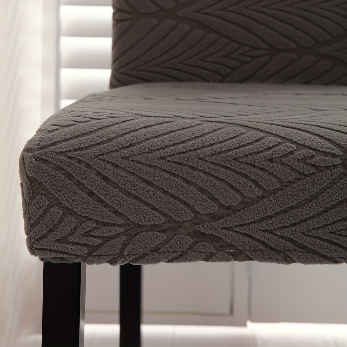 Эластичные чехлы для обеденных стульев с узором из листьев, съемные и растяжимые, изготовлены из смеси полиэстера и спандекса. Машинная стирка, с закрытием на эластичном поясе. Подходят для декора дома, офиса и банкетного зала.