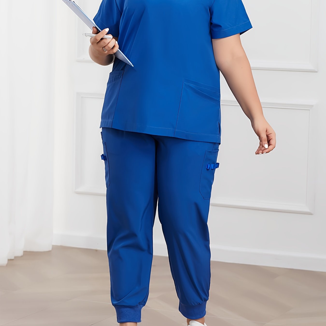 Katta o'lchamdagi bir rangli skrab to'plami, V shaklidagi qisqa yengli ko'ylak va shimlar, Ayollar uchun katta o'lchamdagi kiyimlar.