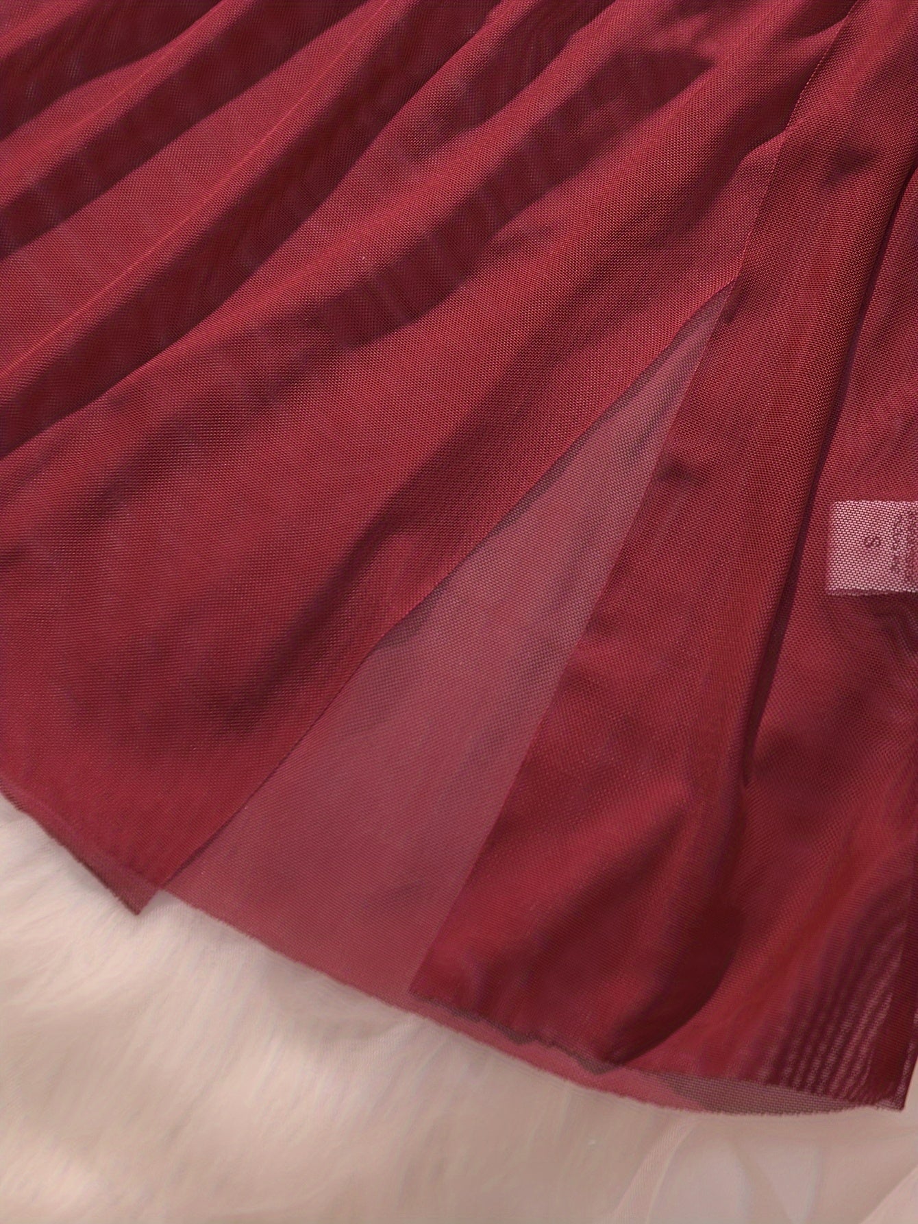 Jozibali ichki kiyim to'plami: Chuqur V-shaklidagi dantel tunika va thong.