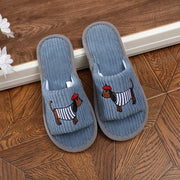 Ayollar uchun qora korduroy it poyabzali, qizil sharf bilan, ichki va tashqi foydalanish uchun poyabzal