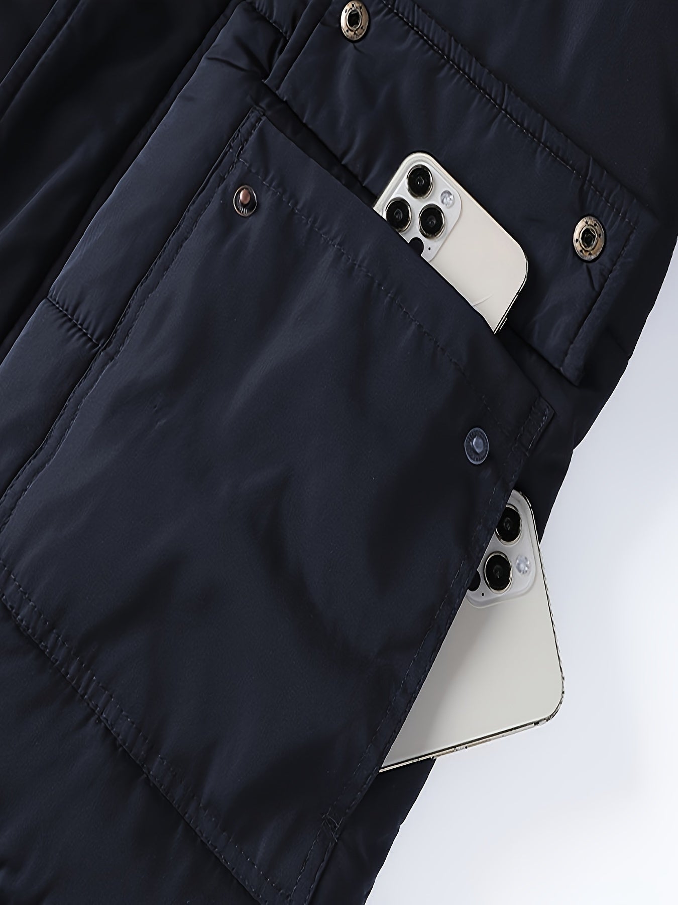 Erkaklar uchun qishki kurtka, ajratiladigan kapuchon, mo'ynali trim, fleece bilan qoplangan, to'ldirilgan, fermuarlı cho'ntaklar va sovuq ob-havodan himoya qilish uchun sozlanadigan tortish simlari.