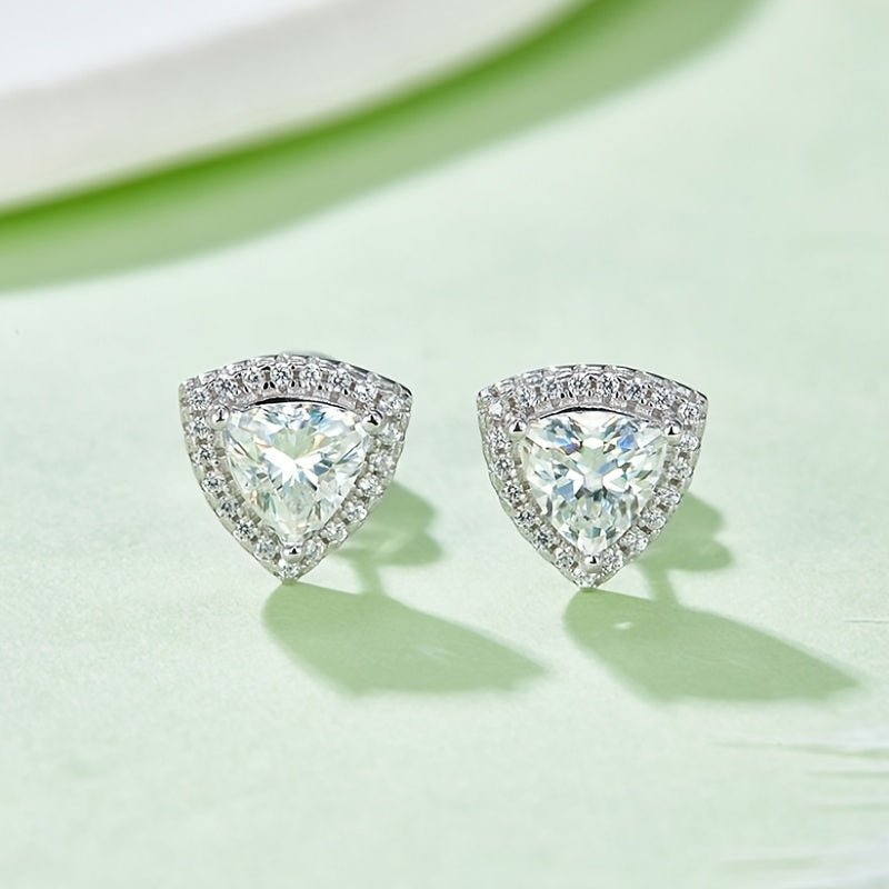 Ayollar uchun Moissanit bilan kumush uchburchakli taqinchoq va sirg‘a seti