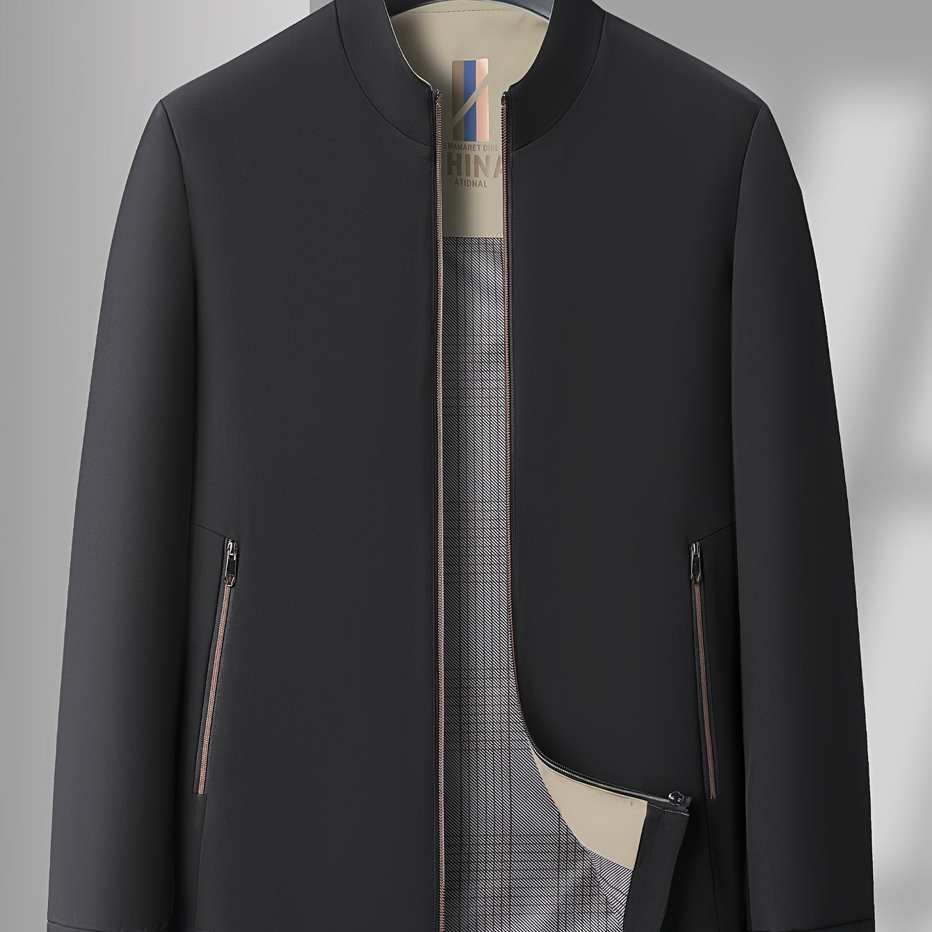 Zarif ko'k rangli erkaklar uchun fermuarlı jilet, biznes sayohatlari va ochiq havoda faoliyatlar uchun ideal. Mustahkam polyesterdan tayyorlangan, mashinada yuvish mumkin.