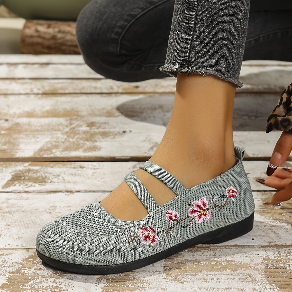 Ayollar uchun yozgi tikkama nafas oladigan kundalik tekis poyabzal