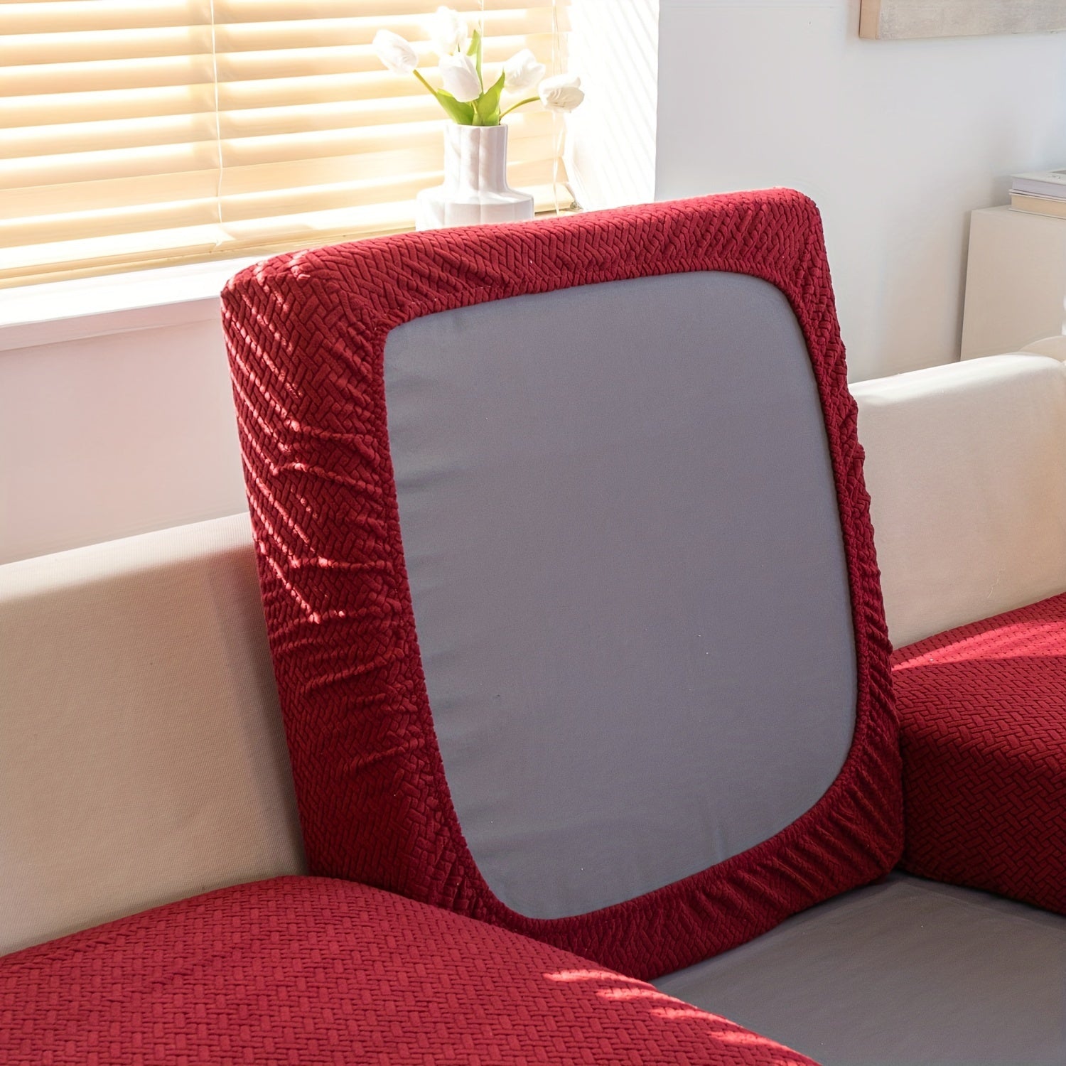 Современный серый чехол для подушки дивана с эластичной посадкой и мягкой текстурированной тканью. Машинная стирка для повышения комфорта в гостиной.