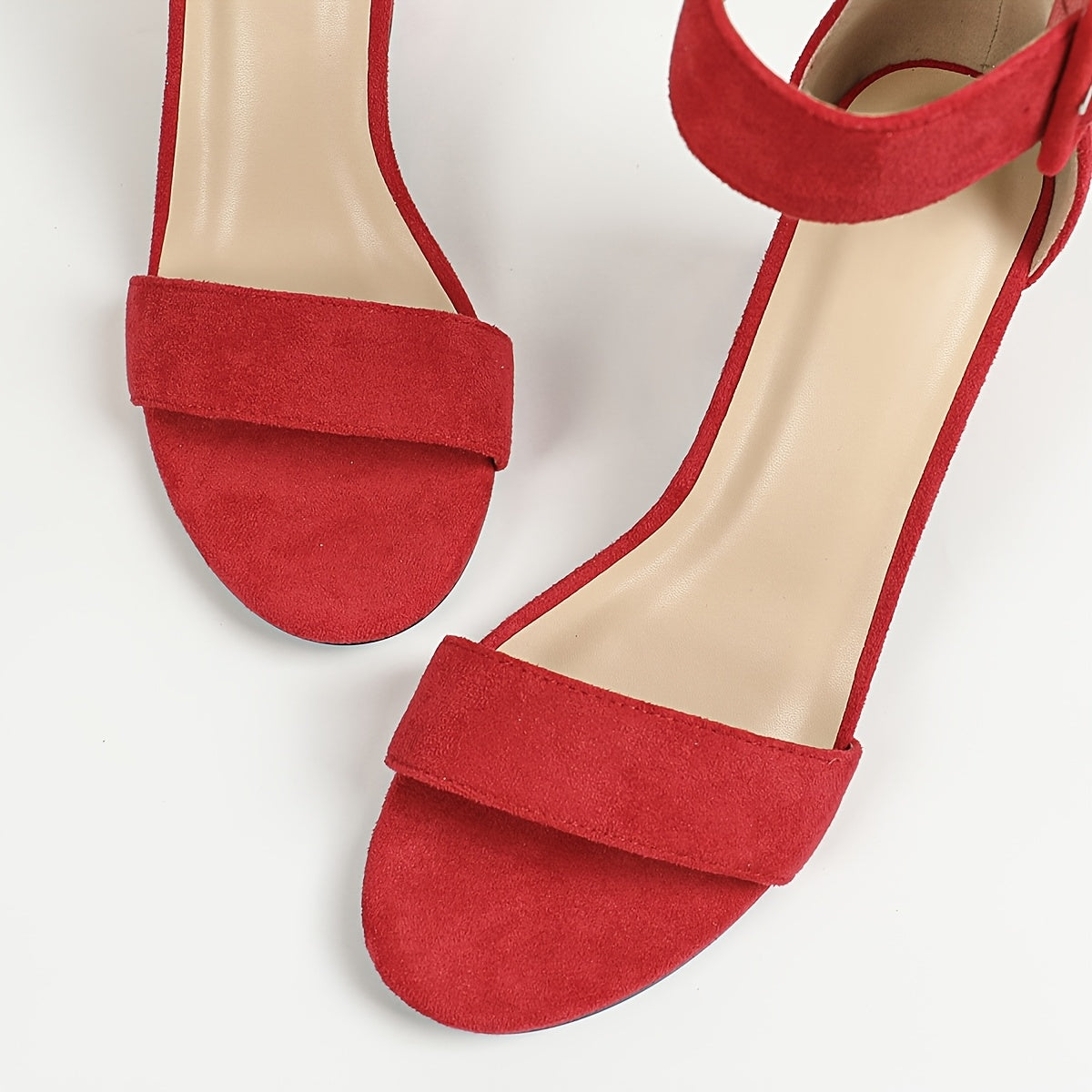 Ayollar uchun ankle strap va chunky heel bilan zamonaviy oq ochiq barmoq sandallari. Qulay sun'iy qoplama, barcha mavsumlarga mos poyabzal. Ko'p funksiyali va nafis dizayn. Gumdan tayyorlangan taglik va baland tovonni o'z ichiga oladi.