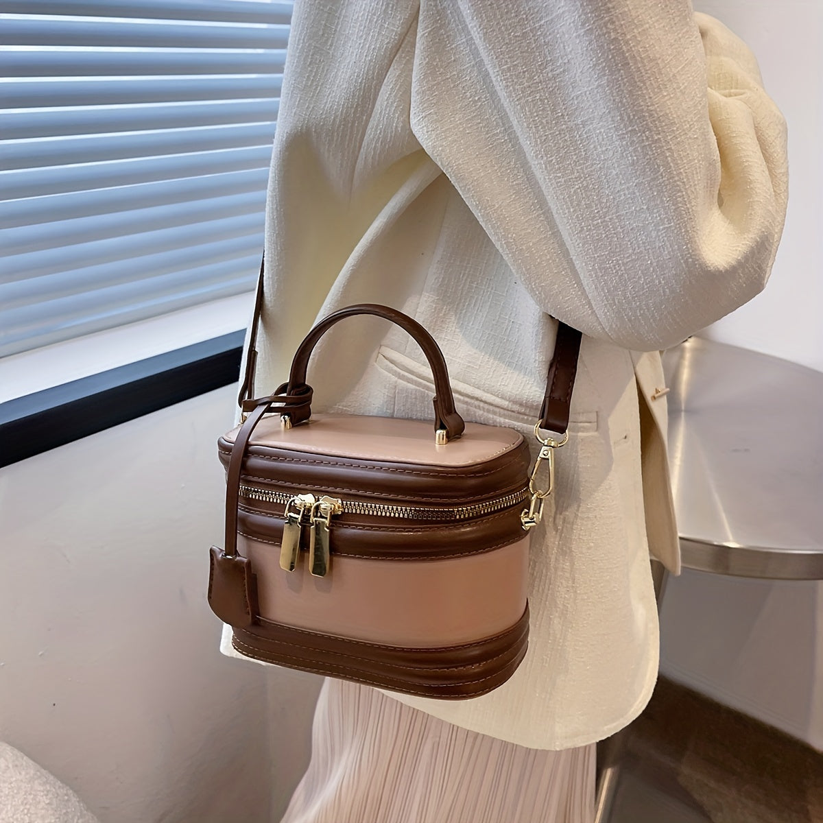 Elegant PU Messenger Bag with Adjustable Strap Zipper Closure for Office and Daily Use