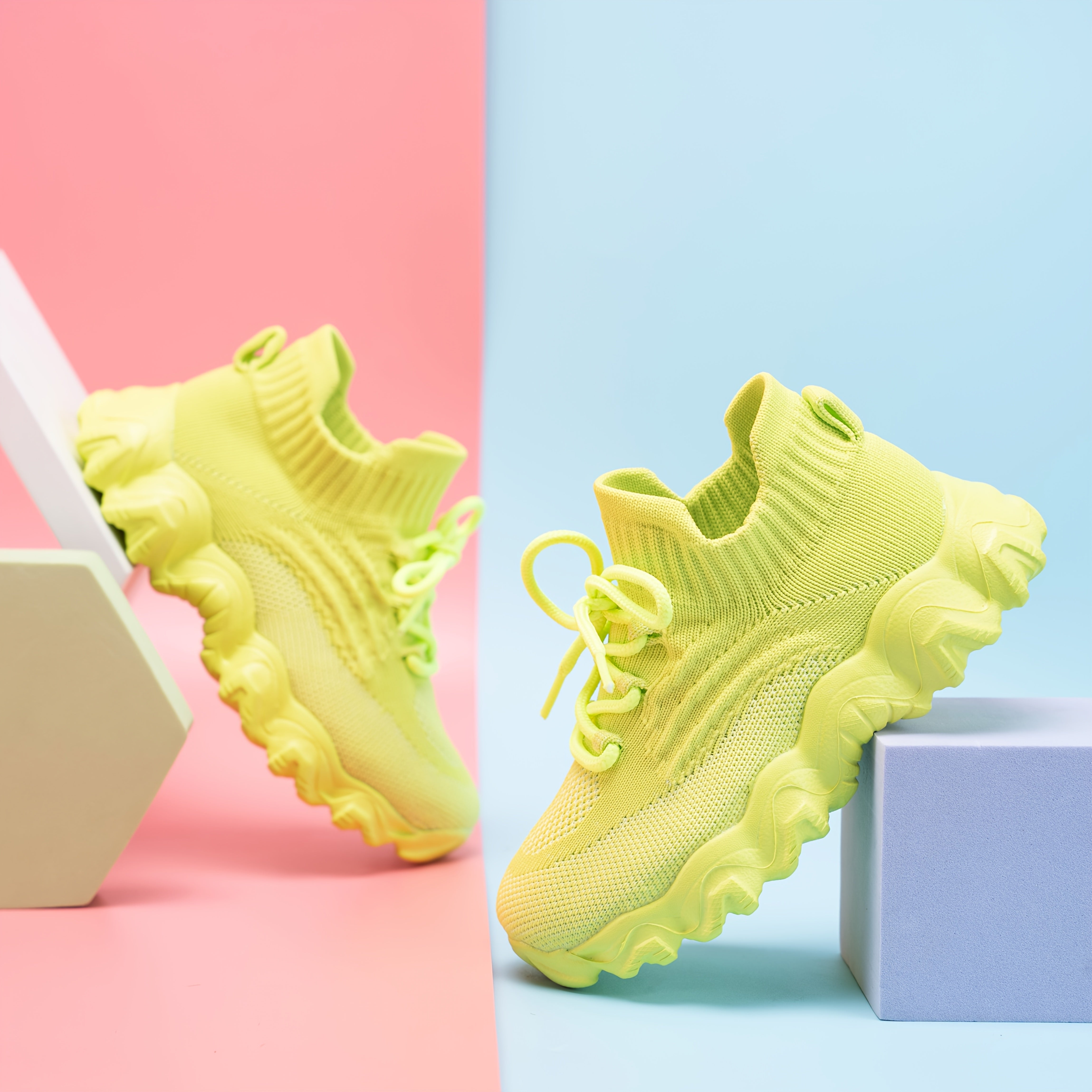 Qizlar uchun nafas oladigan to'qilgan tarmoq krossovkalari, turli ranglarda, ochiq havoda o'ynash va tasodifiy kiyimlar uchun mukammal. Sirpanmaydigan EVA taglik, engil dizayn.