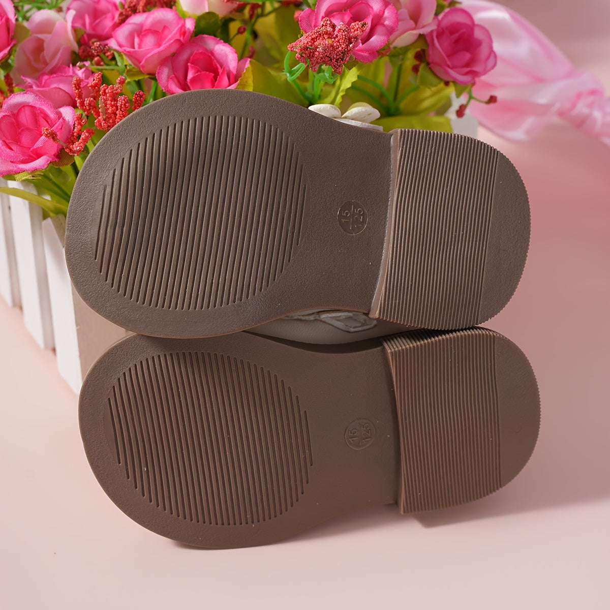 Yangi tug'ilganlar va kichkina bolalar uchun bolalar poyabzali, barcha mavsumlar uchun PU mato bilan bezatilgan gulli marjonli qizlar uchun flatlar